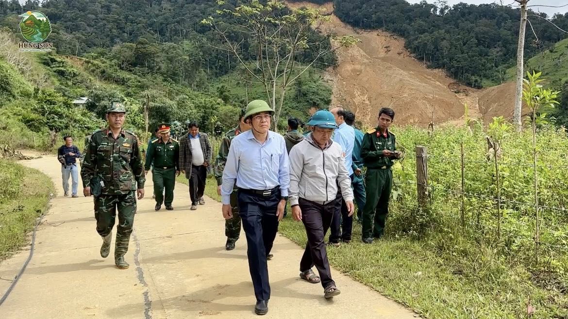 Mưa lớn tạm dừng t&igrave;m kiếm 3 nạn nh&acirc;n mất t&iacute;ch do sạt lở n&uacute;i ở Đ&agrave; Nẵng - Ảnh 4.