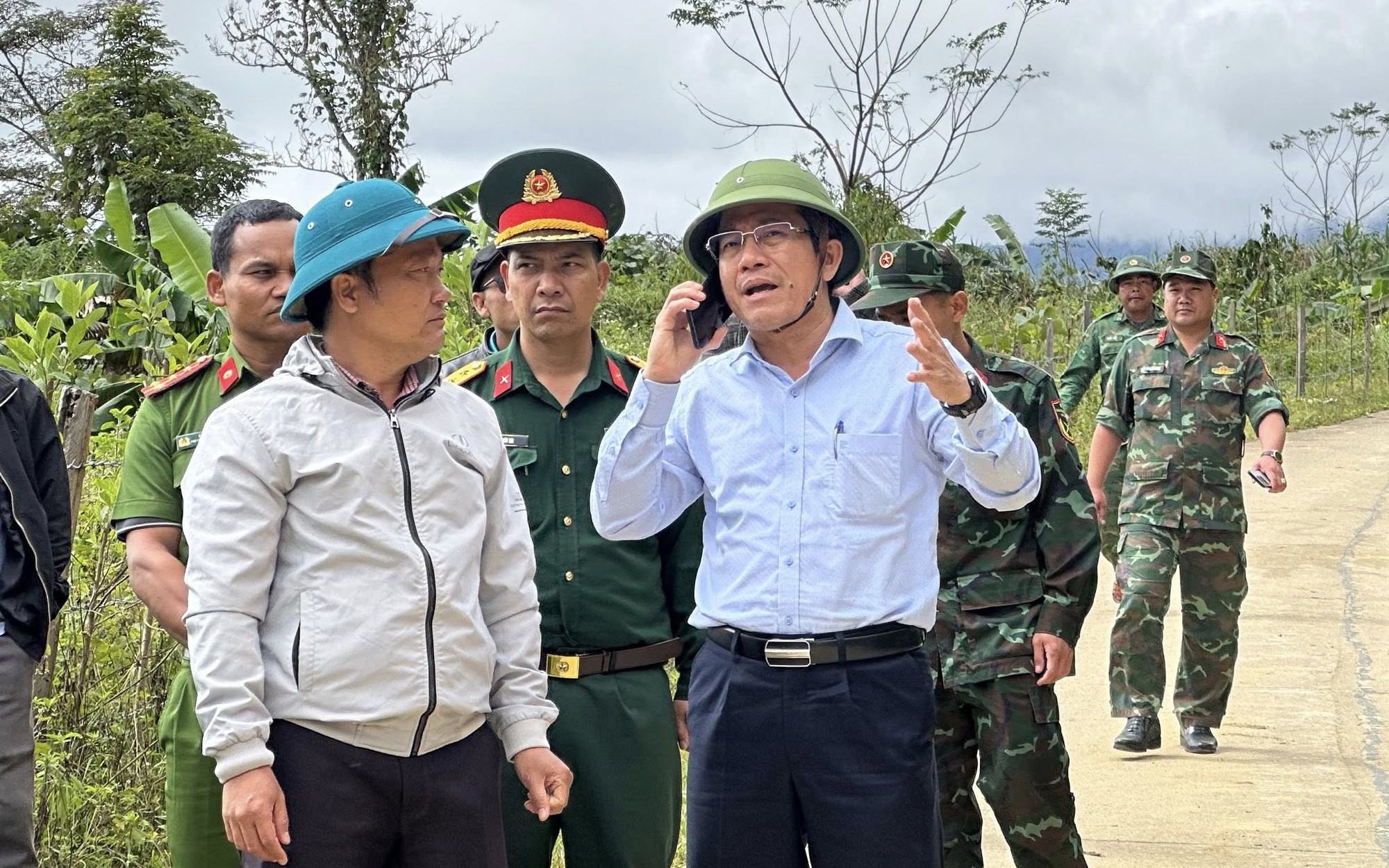 Lãnh đạo Đà Nẵng đến hiện trường vụ sạt lở núi, động viên người dân