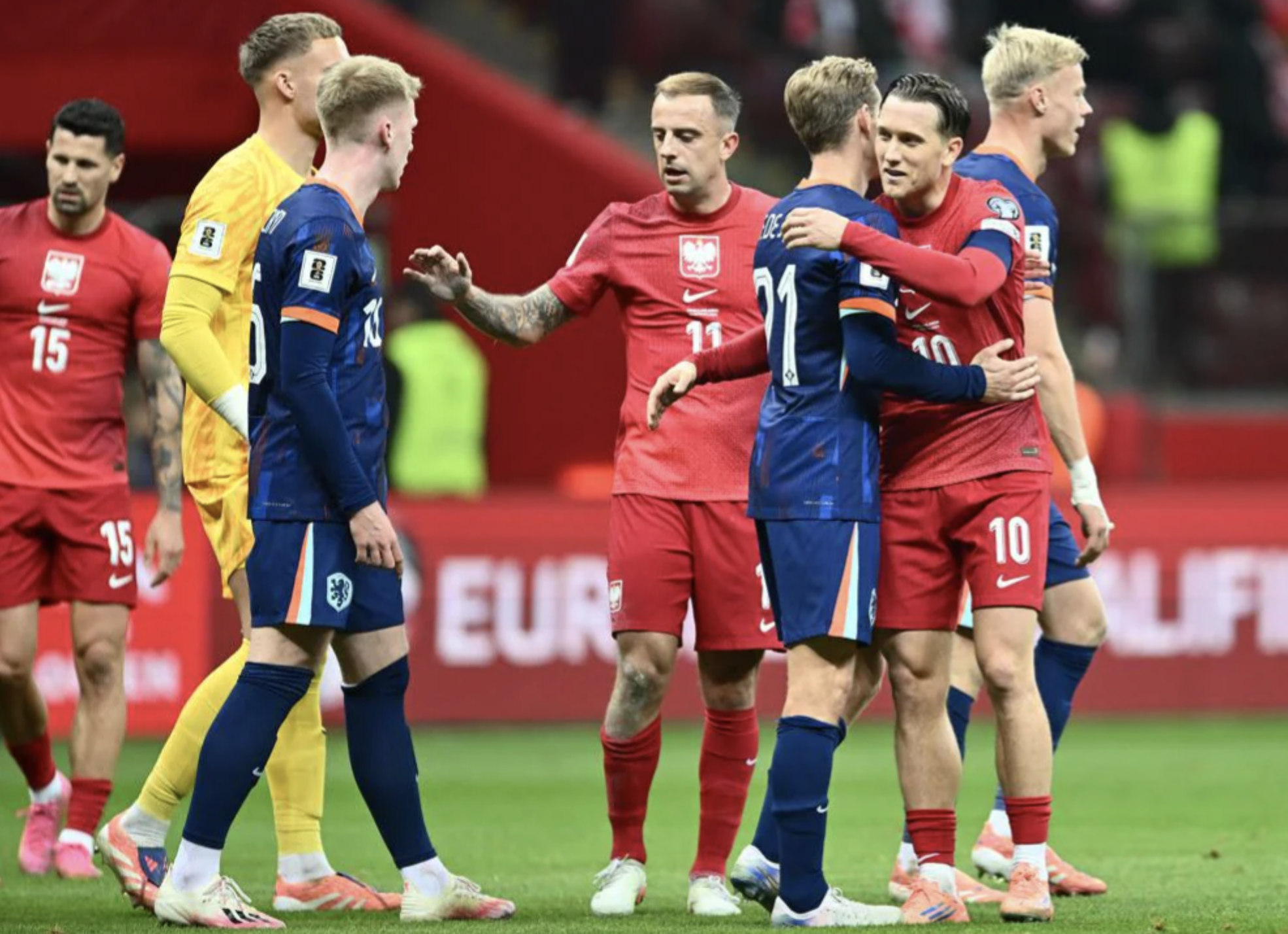 "Lốc da cam" Hà Lan chạm tay vé World Cup, Ba Lan hết mơ mộng - Ảnh 4.