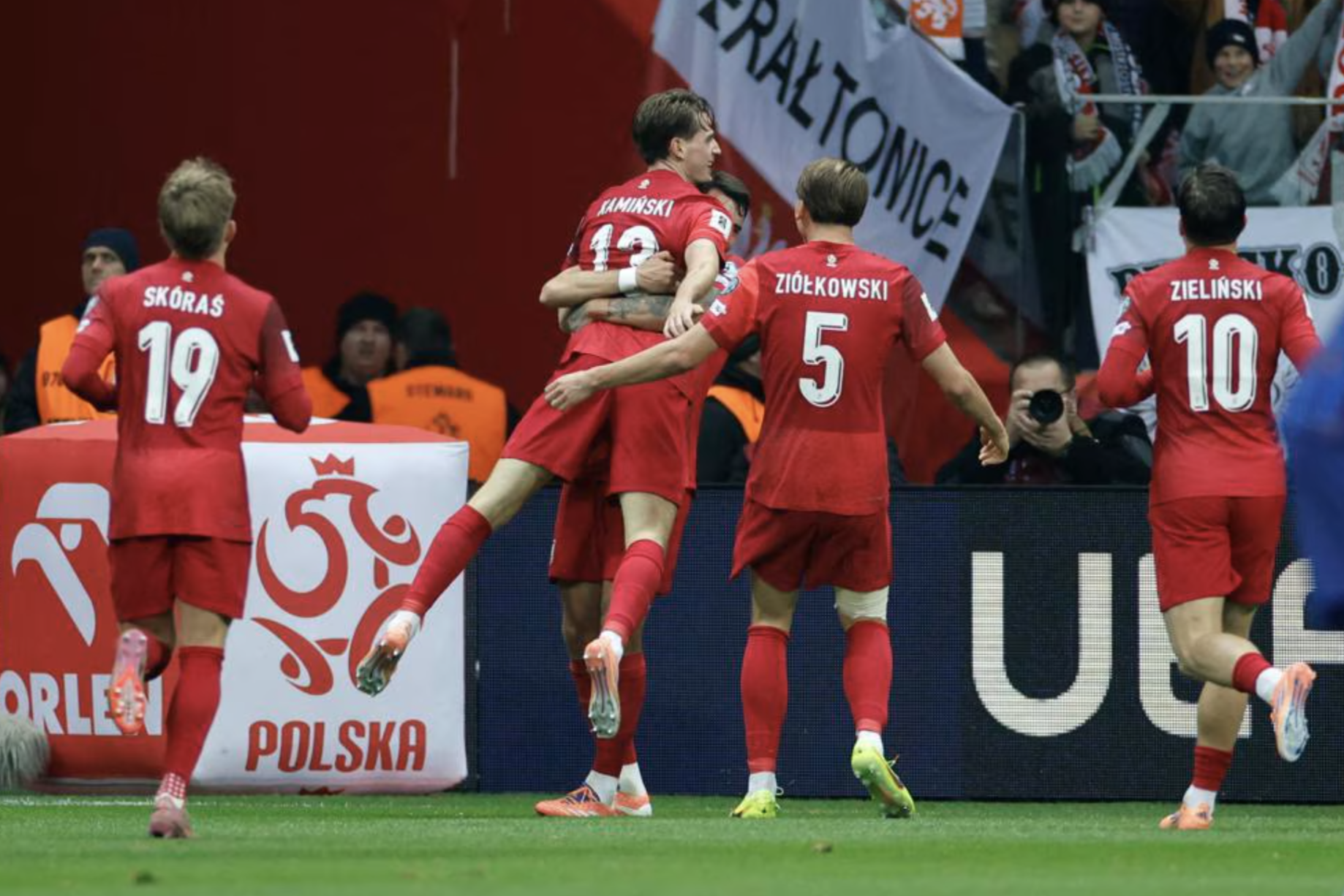 "Lốc da cam" Hà Lan chạm tay vé World Cup, Ba Lan hết mơ mộng - Ảnh 2.