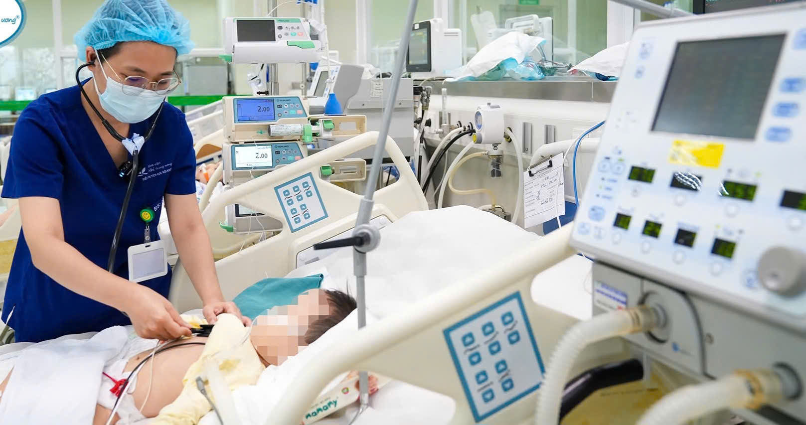 Trẻ uống nhầm dầu thắp đ&egrave;n, b&aacute;c sĩ cảnh b&aacute;o sai lầm sơ cứu - Ảnh 1.