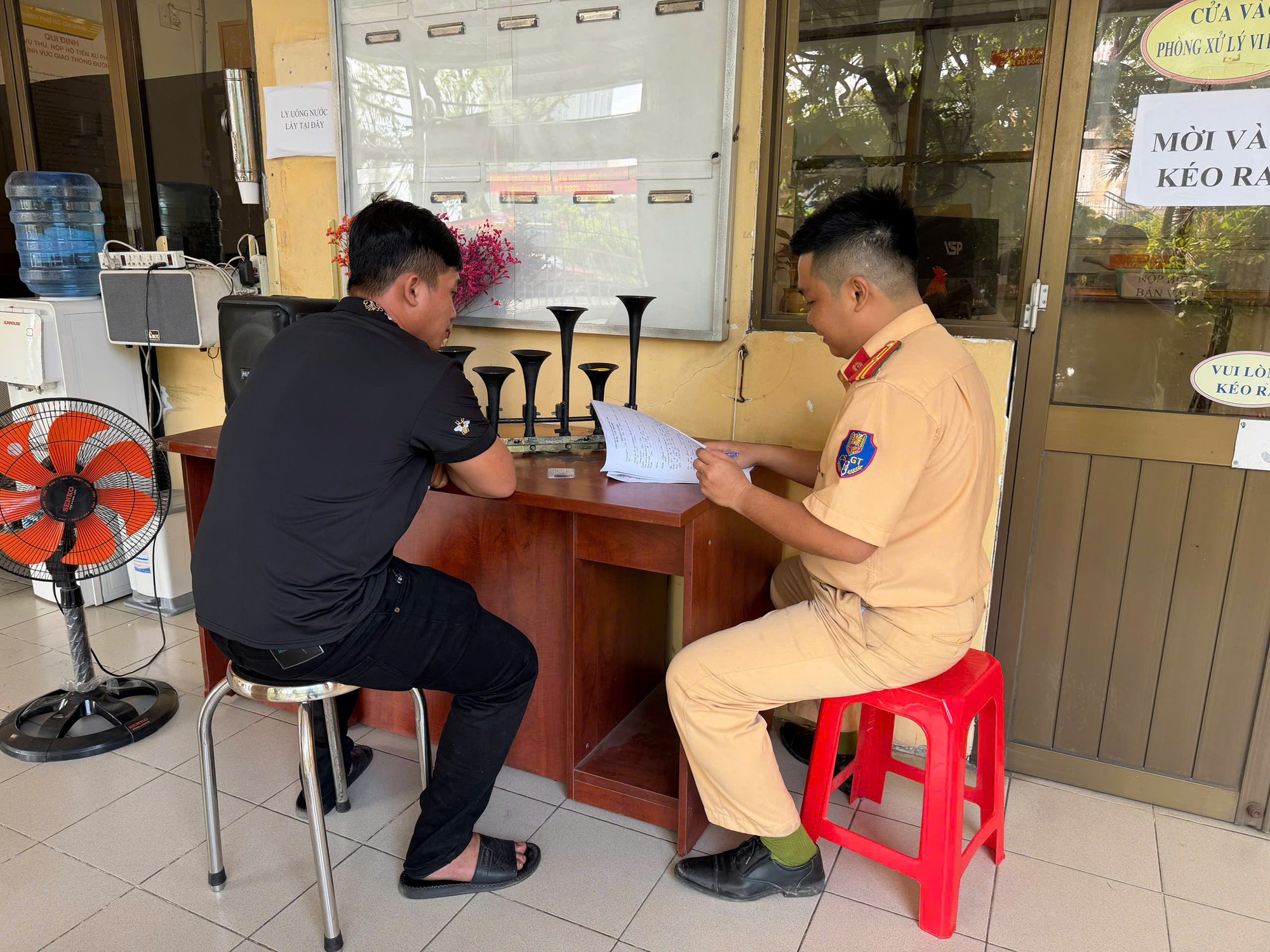 TP HCM: Đi ngược chiều, t&agrave;i xế xe c&ocirc;ng nghệ bị phạt 19 triệu đồng - Ảnh 1.
