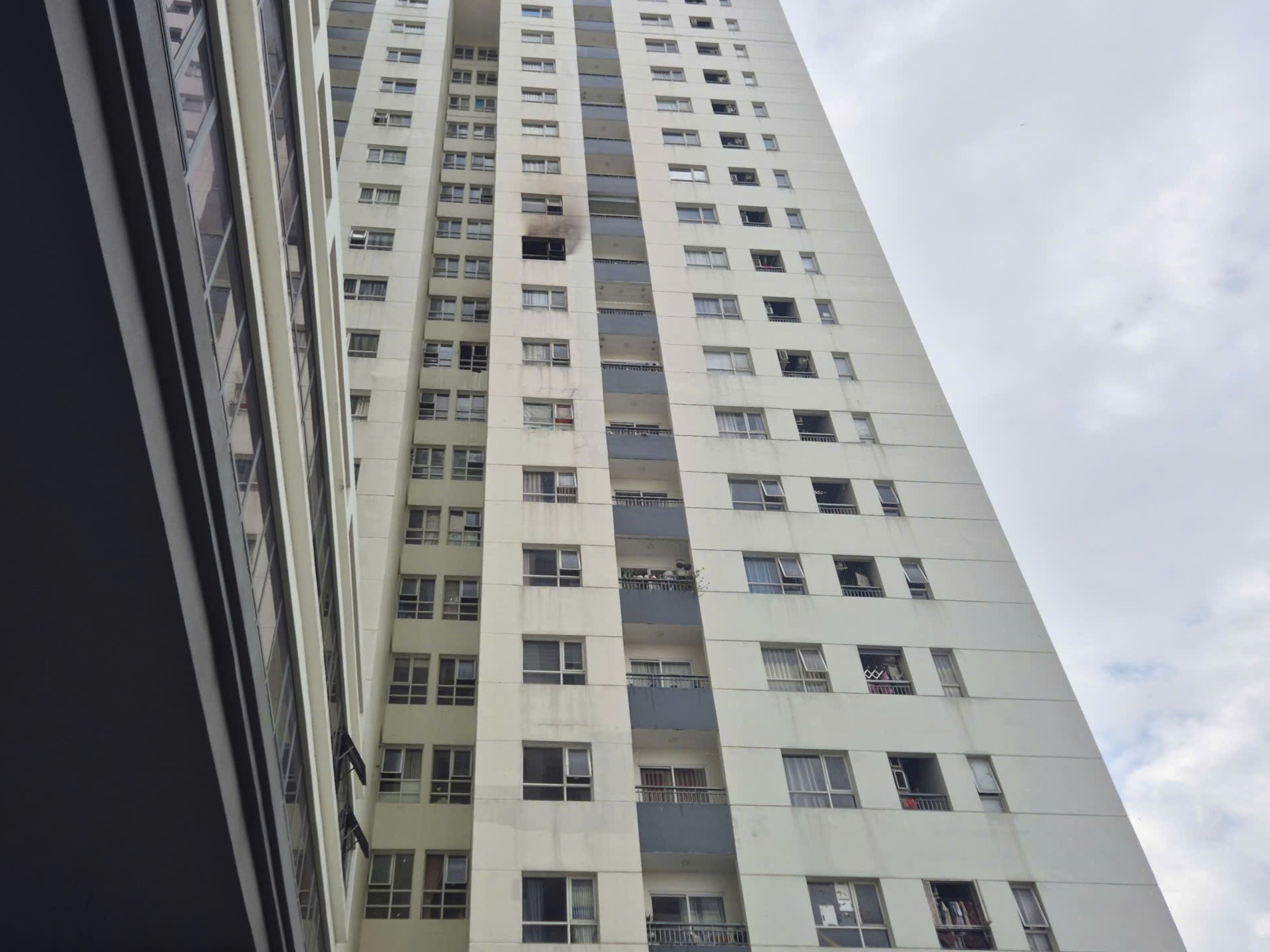Xảy ra ch&aacute;y chung cư Dream Home Palace ở TP HCM - Ảnh 1.
