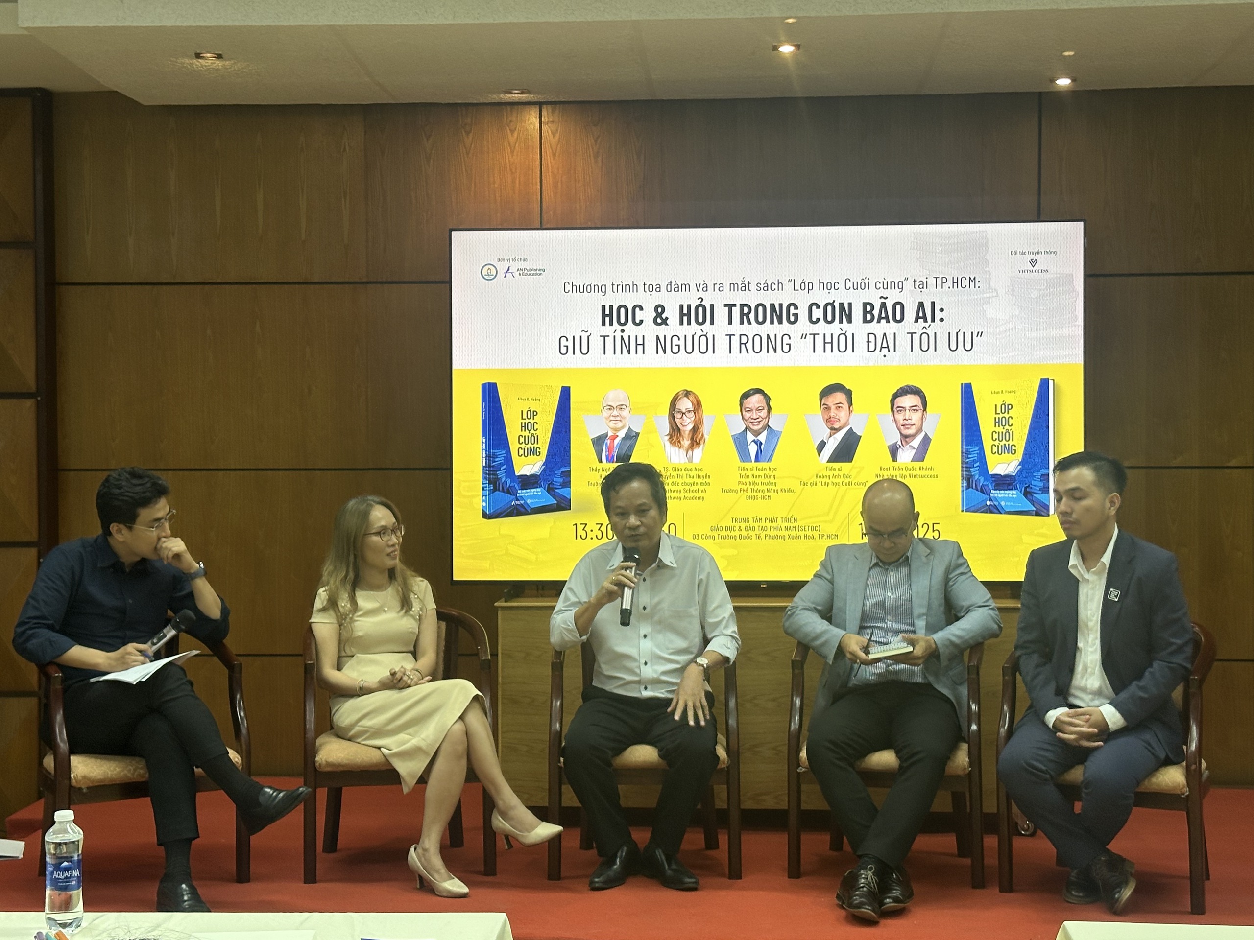 V&igrave; sao việc học trở n&ecirc;n kh&oacute; khăn hơn trong "cơn b&atilde;o" AI? - Ảnh 2.