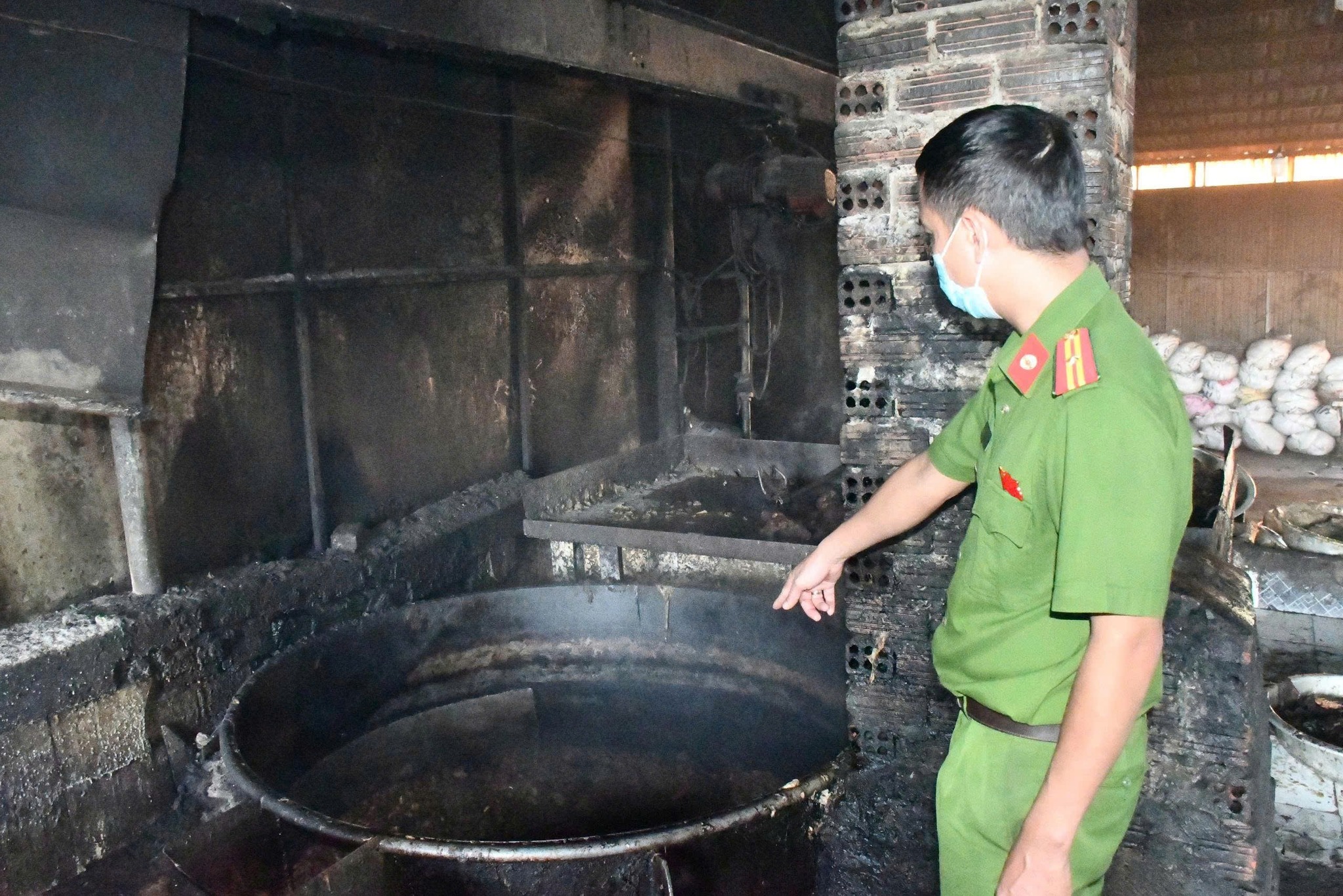 C&ocirc;ng an Đ&agrave; Nẵng ph&aacute;t hiện cơ sở chế biến mỡ động vật tr&aacute;i ph&eacute;p trong nghĩa trang - Ảnh 3.