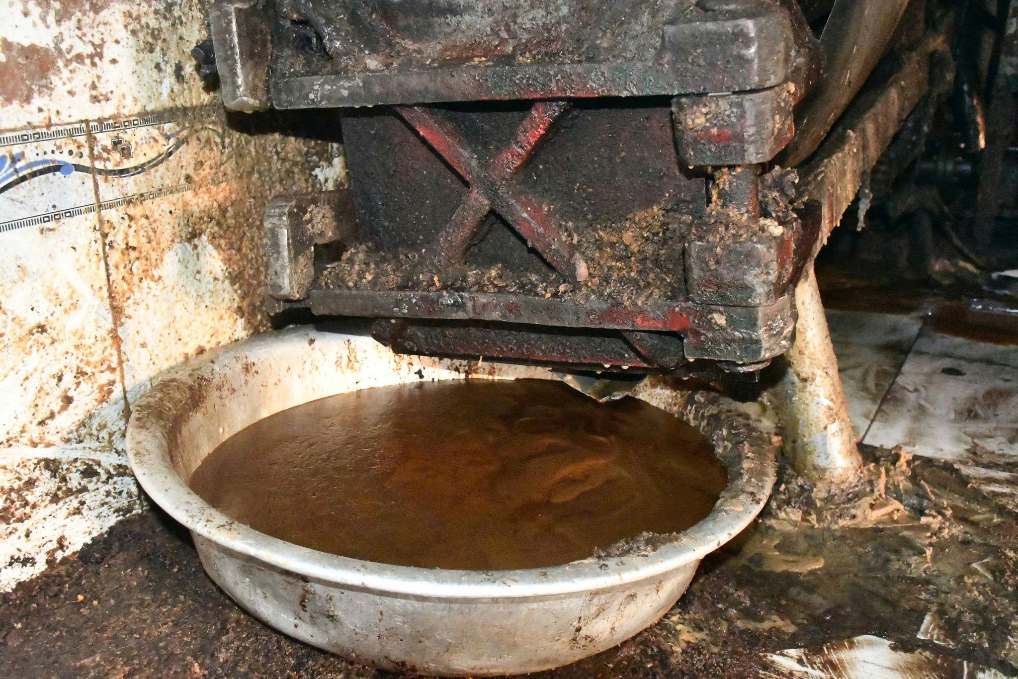 C&ocirc;ng an Đ&agrave; Nẵng ph&aacute;t hiện cơ sở chế biến mỡ động vật tr&aacute;i ph&eacute;p trong nghĩa trang - Ảnh 4.