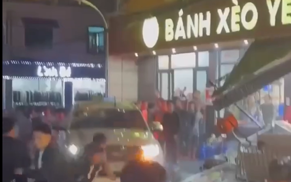 Ô tô 7 chỗ lao vào quán bánh xèo rồi tiếp tục rồ ga bỏ chạy