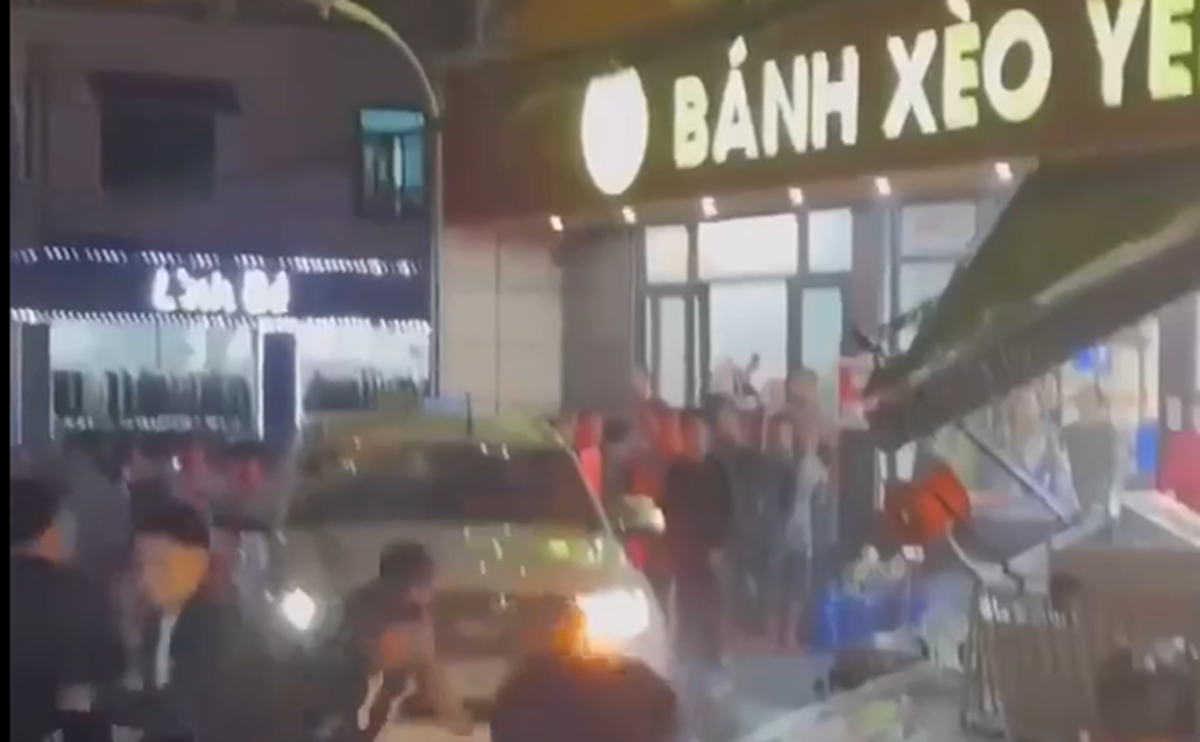 &Ocirc; t&ocirc; 7 chỗ lao v&agrave;o qu&aacute;n b&aacute;nh x&egrave;o rồi tiếp tục rồ ga bỏ chạy - Ảnh 1.