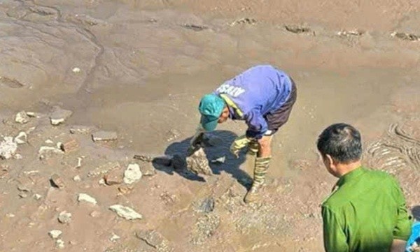 Ph&aacute;t hiện h&agrave;i cốt dưới ao c&aacute; ở Hải Ph&ograve;ng: C&ocirc;ng an t&igrave;m tung t&iacute;ch nạn nh&acirc;n - Ảnh 1.