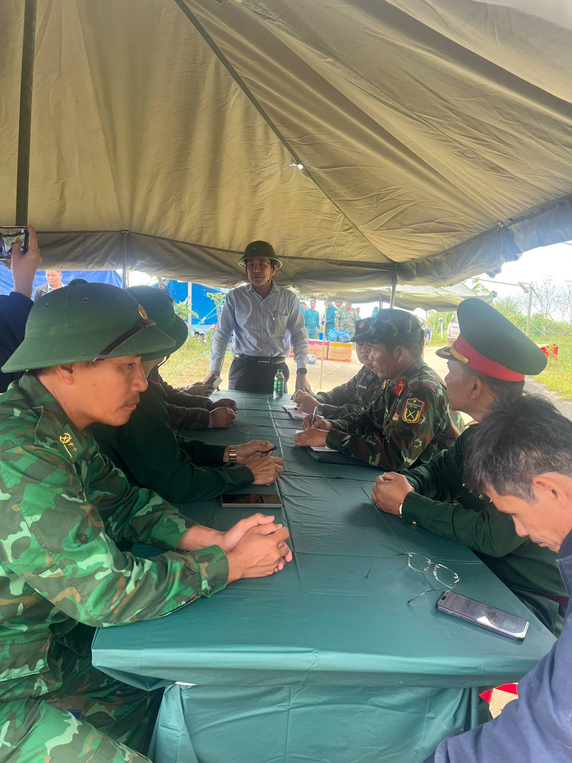 Lãnh đạo TP Đà Nẵng đến hiện trường vụ sạt lở núi kinh hoàng, động viên người dân - Ảnh 5.