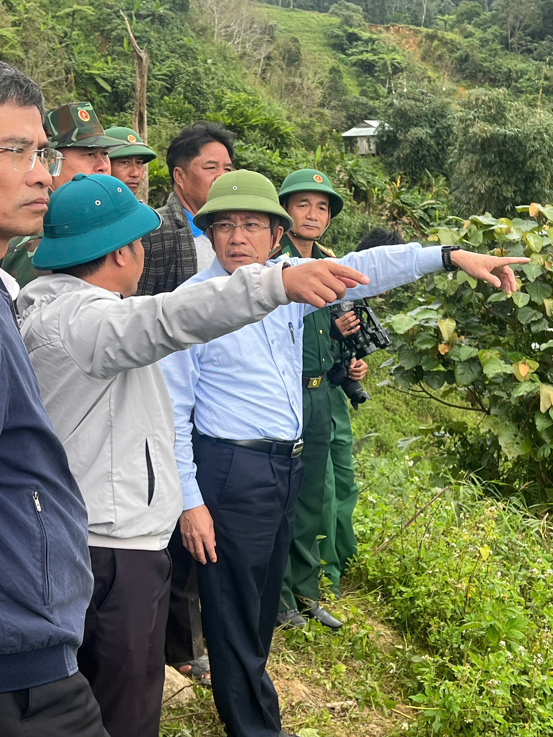 Lãnh đạo TP Đà Nẵng đến hiện trường vụ sạt lở núi kinh hoàng, động viên người dân - Ảnh 1.