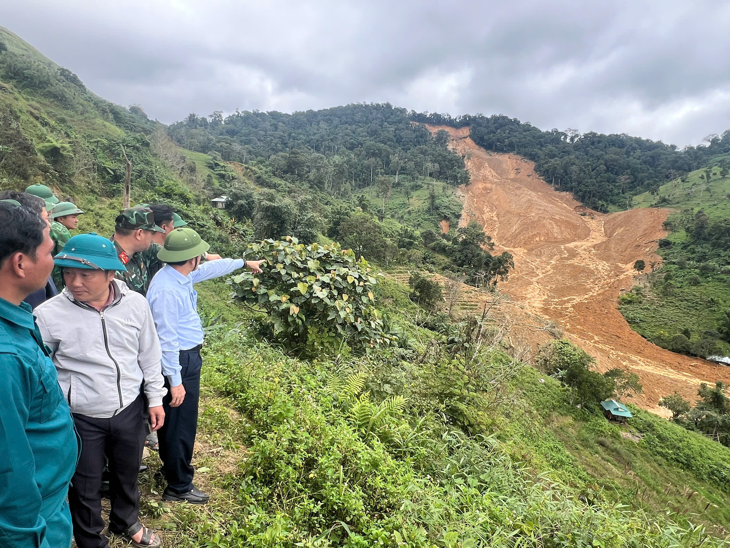 Lãnh đạo TP Đà Nẵng đến hiện trường vụ sạt lở núi kinh hoàng, động viên người dân - Ảnh 2.