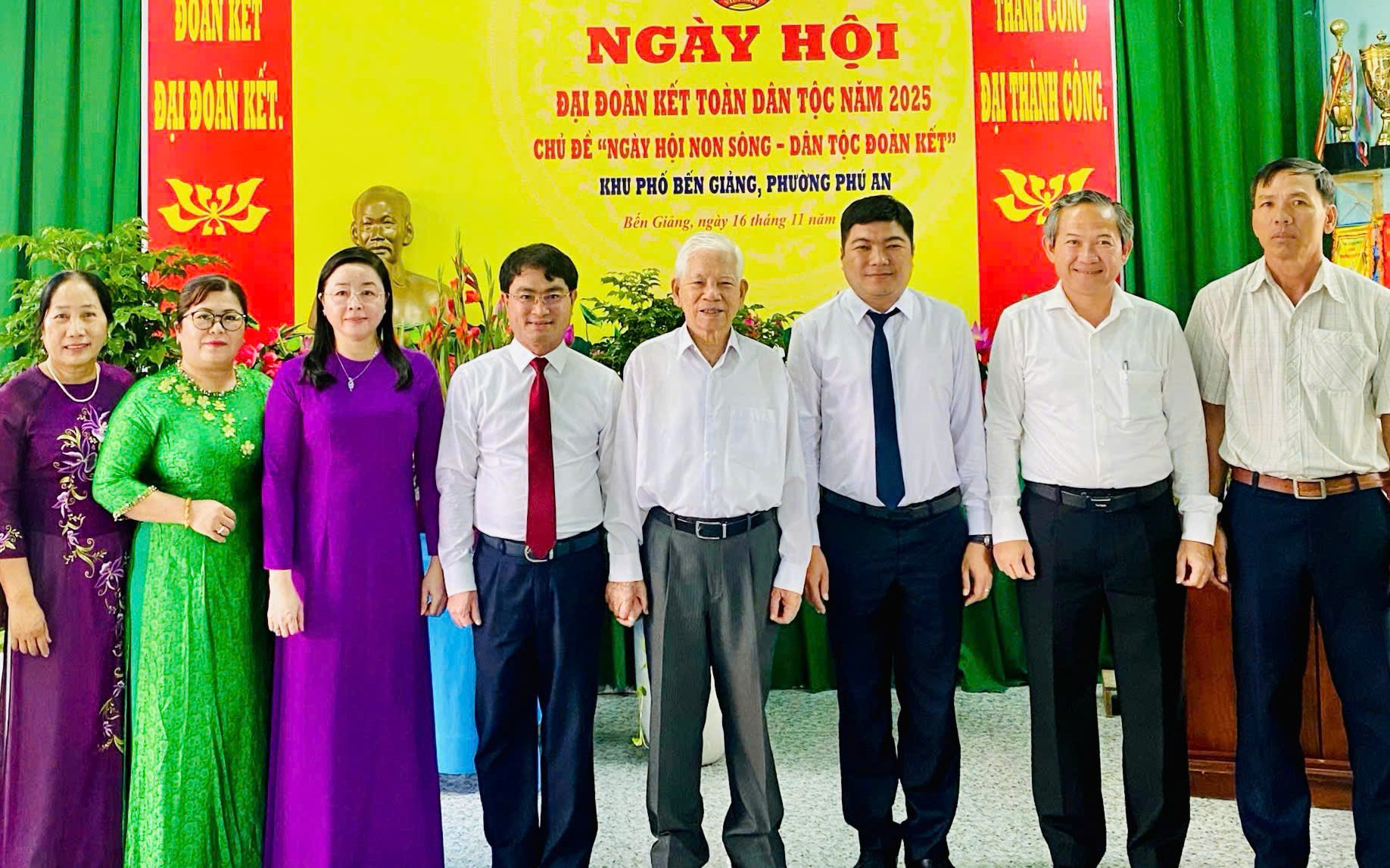 Nguyên Chủ tịch nước Nguyễn Minh Triết dự Ngày hội đại đoàn kết toàn dân tộc