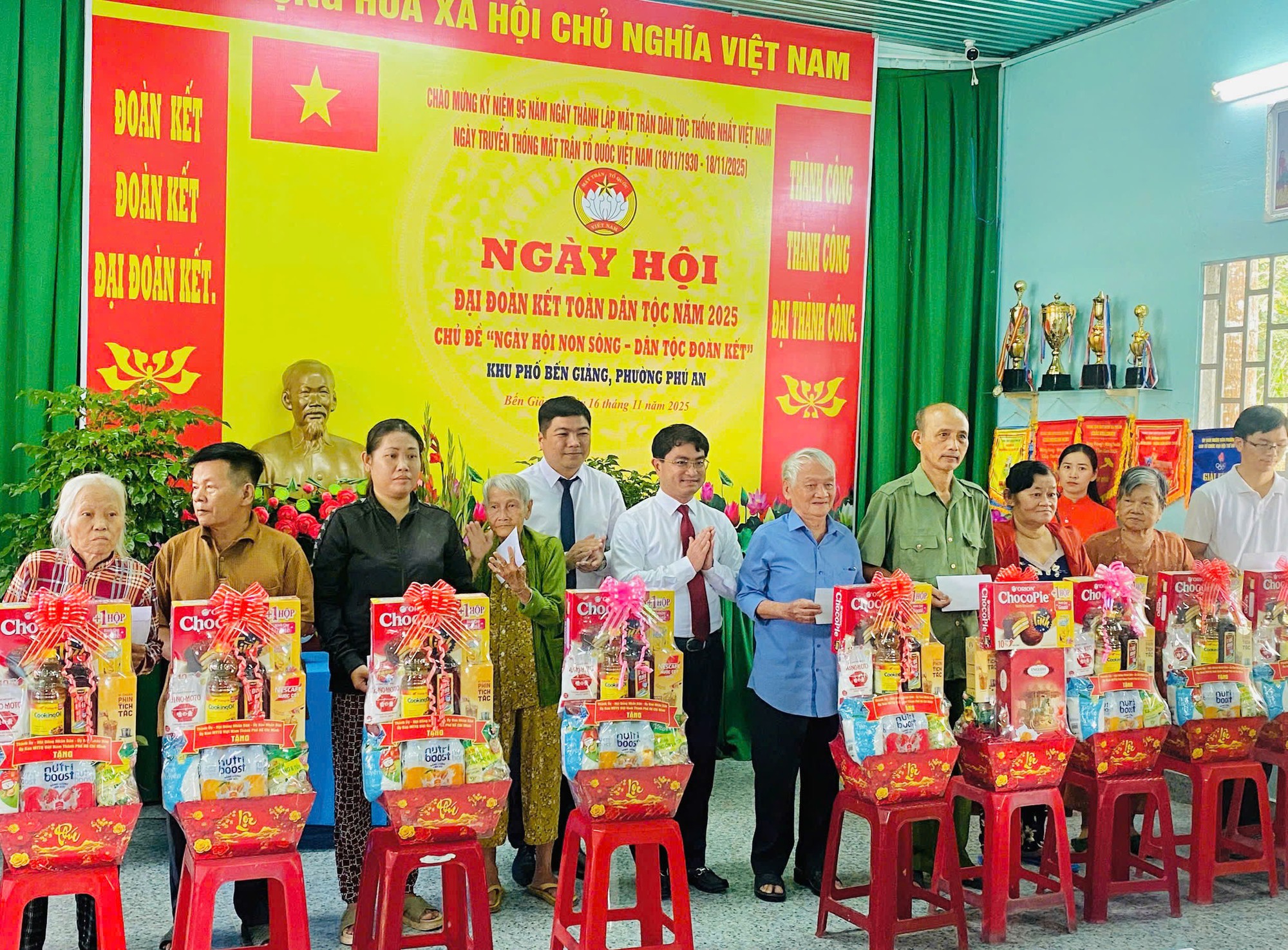 Nguy&ecirc;n Chủ tịch nước Nguyễn Minh Triết tham dự Ng&agrave;y hội đại đo&agrave;n kết to&agrave;n d&acirc;n tộc - Ảnh 2.