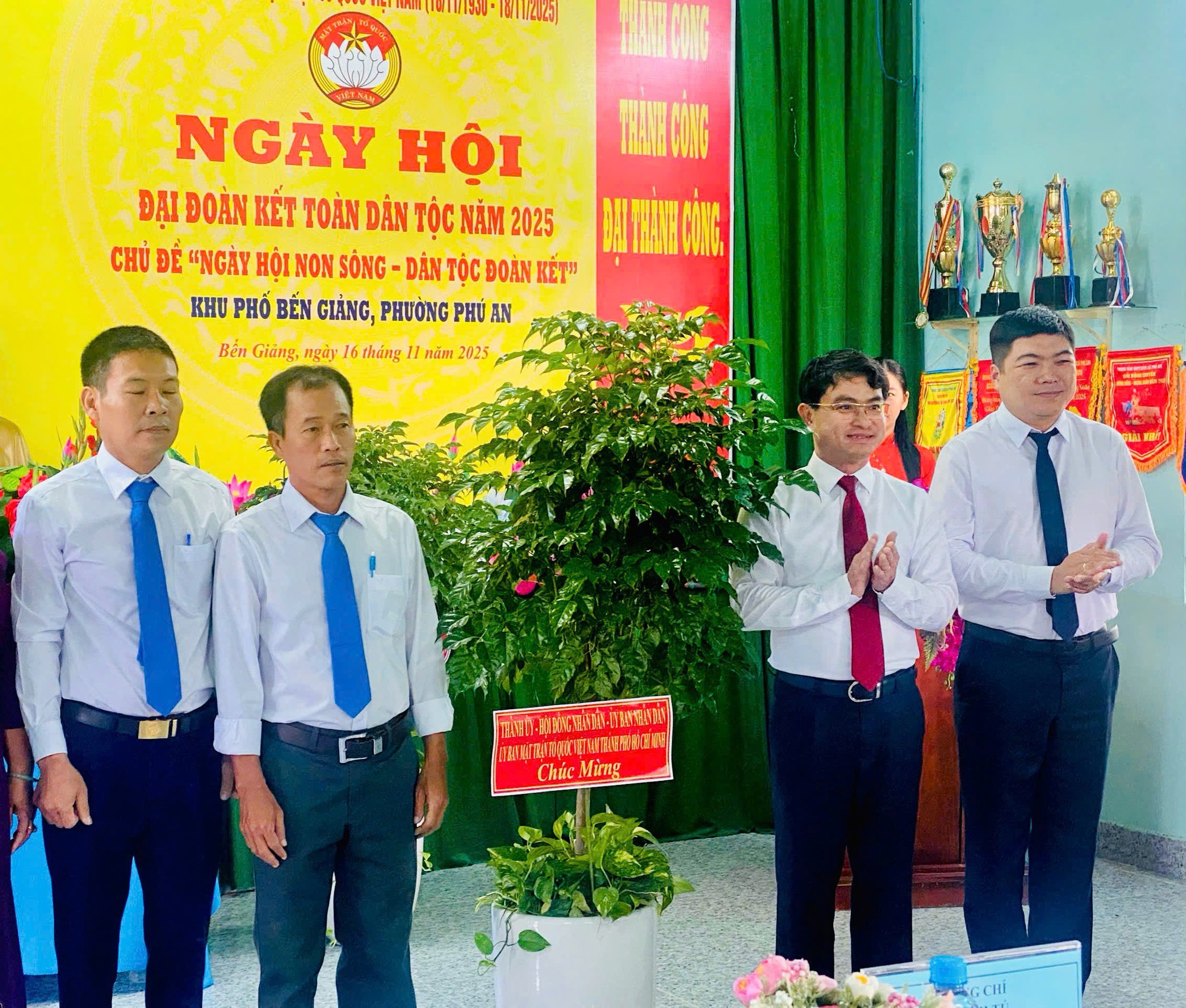 Nguy&ecirc;n Chủ tịch nước Nguyễn Minh Triết tham dự Ng&agrave;y hội đại đo&agrave;n kết to&agrave;n d&acirc;n tộc - Ảnh 3.