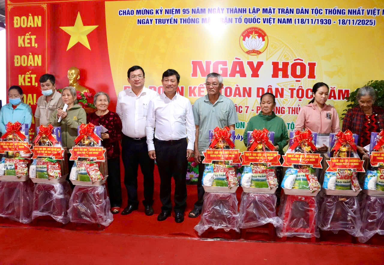 Ph&oacute; B&iacute; thư V&otilde; Văn Minh tham dự Ng&agrave;y hội Đại đo&agrave;n kết tại phường Thủ Dầu Một - Ảnh 2.