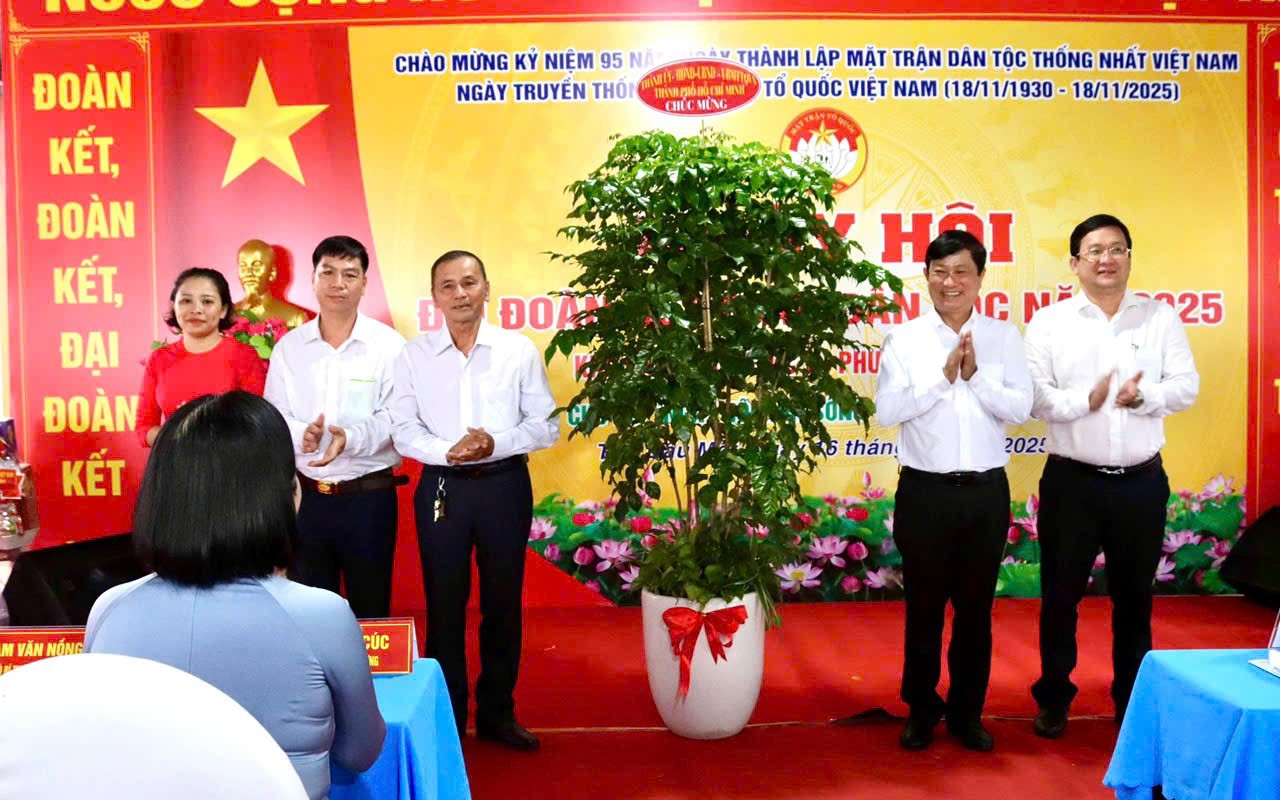 Phó Bí thư Võ Văn Minh tham dự chương trình ý nghĩa tại phường Thủ Dầu Một