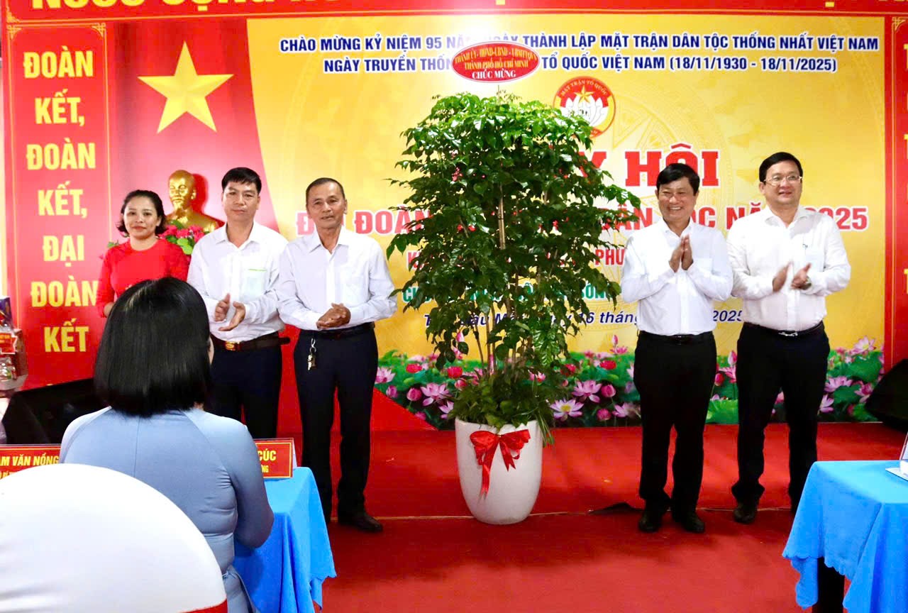 Ph&oacute; B&iacute; thư V&otilde; Văn Minh tham dự Ng&agrave;y hội Đại đo&agrave;n kết tại phường Thủ Dầu Một - Ảnh 1.