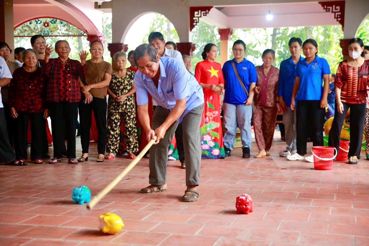 Ph&oacute; B&iacute; thư V&otilde; Văn Minh tham dự Ng&agrave;y hội Đại đo&agrave;n kết tại phường Thủ Dầu Một - Ảnh 3.