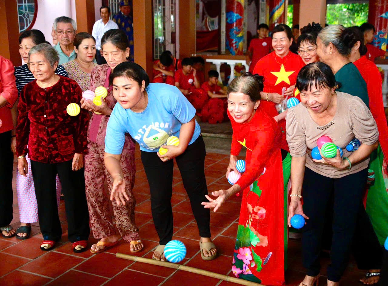Ph&oacute; B&iacute; thư V&otilde; Văn Minh tham dự Ng&agrave;y hội Đại đo&agrave;n kết tại phường Thủ Dầu Một - Ảnh 5.