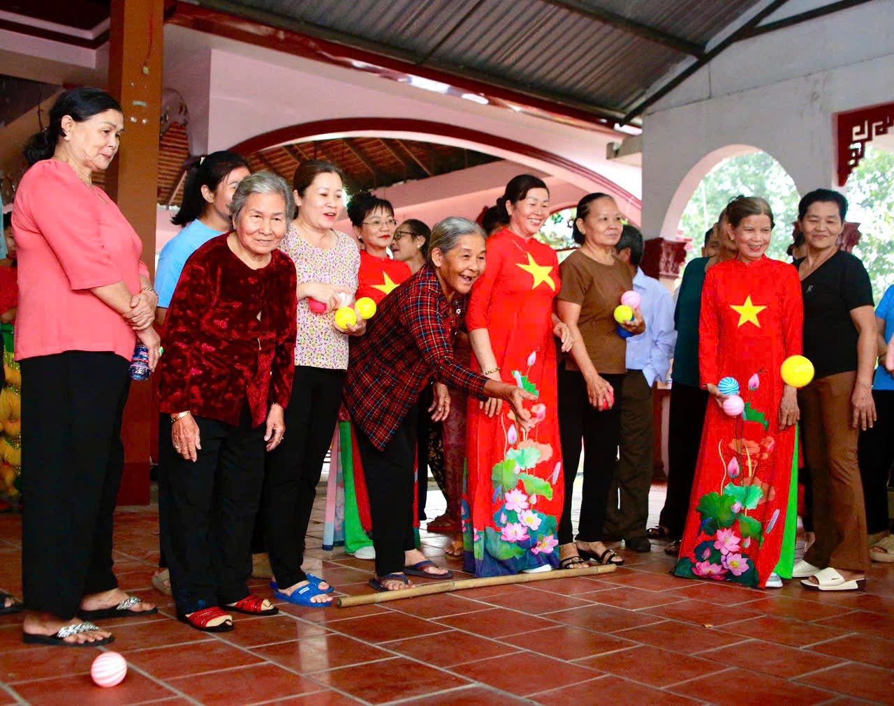 Ph&oacute; B&iacute; thư V&otilde; Văn Minh tham dự Ng&agrave;y hội Đại đo&agrave;n kết tại phường Thủ Dầu Một - Ảnh 4.