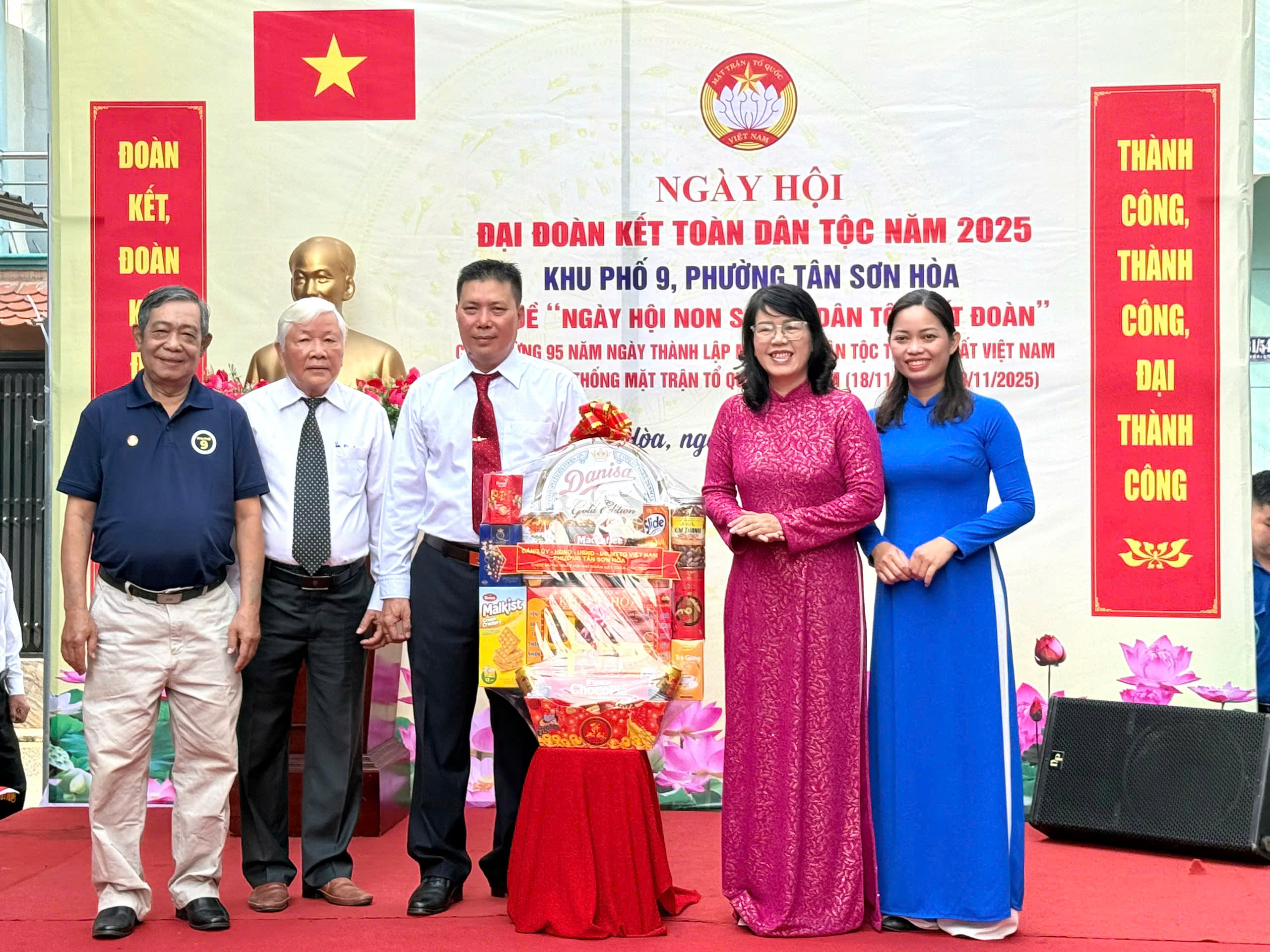 200 l&aacute; cờ Tổ quốc được trao trong Ng&agrave;y hội Đại đo&agrave;n kết to&agrave;n d&acirc;n tộc tại phường T&acirc;n Sơn H&ograve;a - Ảnh 3.