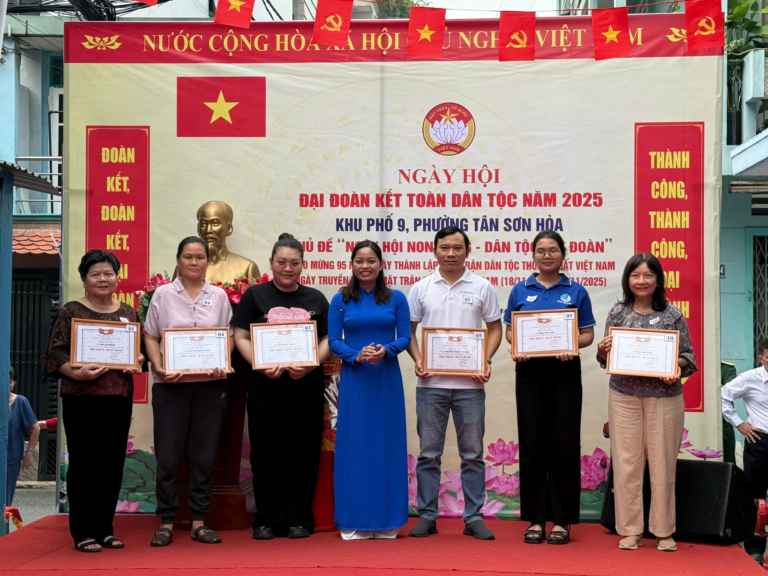 200 l&aacute; cờ Tổ quốc được trao trong Ng&agrave;y hội Đại đo&agrave;n kết to&agrave;n d&acirc;n tộc tại phường T&acirc;n Sơn H&ograve;a - Ảnh 9.