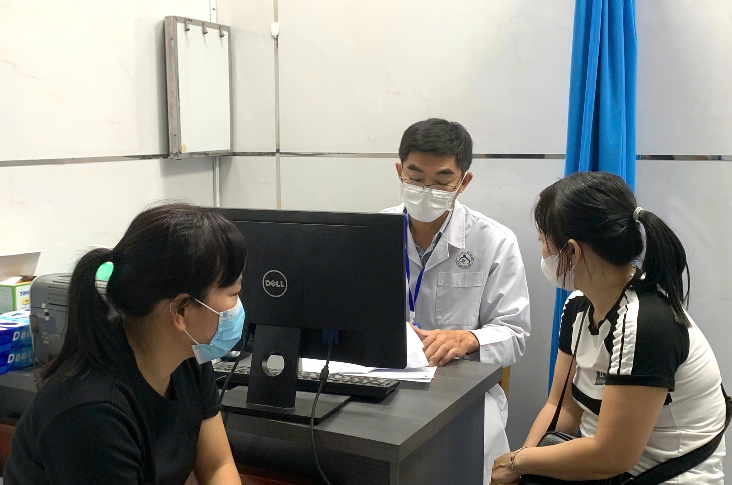 Chăm sóc sức khỏe cho giáo viên khó khăn - Ảnh 2.