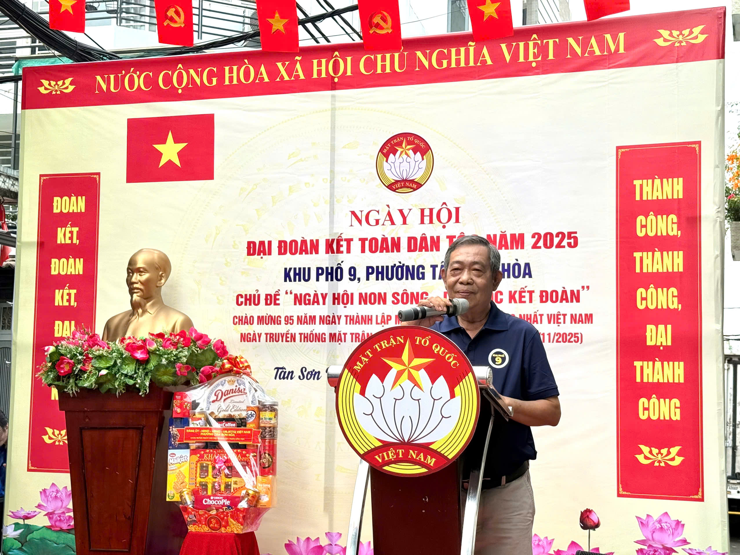 200 l&aacute; cờ Tổ quốc được trao trong Ng&agrave;y hội Đại đo&agrave;n kết to&agrave;n d&acirc;n tộc tại phường T&acirc;n Sơn H&ograve;a - Ảnh 5.