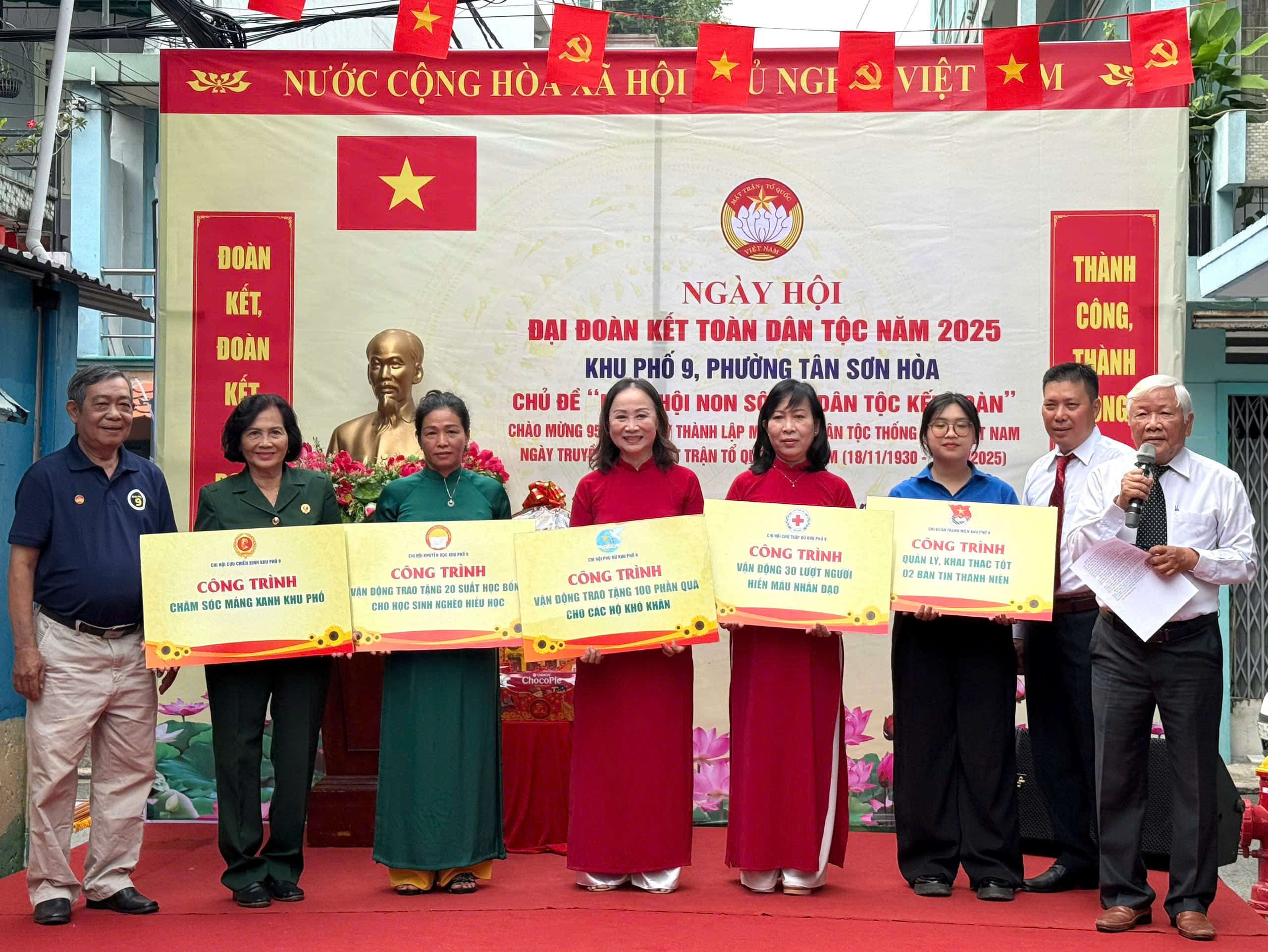 200 l&aacute; cờ Tổ quốc được trao trong Ng&agrave;y hội Đại đo&agrave;n kết to&agrave;n d&acirc;n tộc tại phường T&acirc;n Sơn H&ograve;a - Ảnh 7.