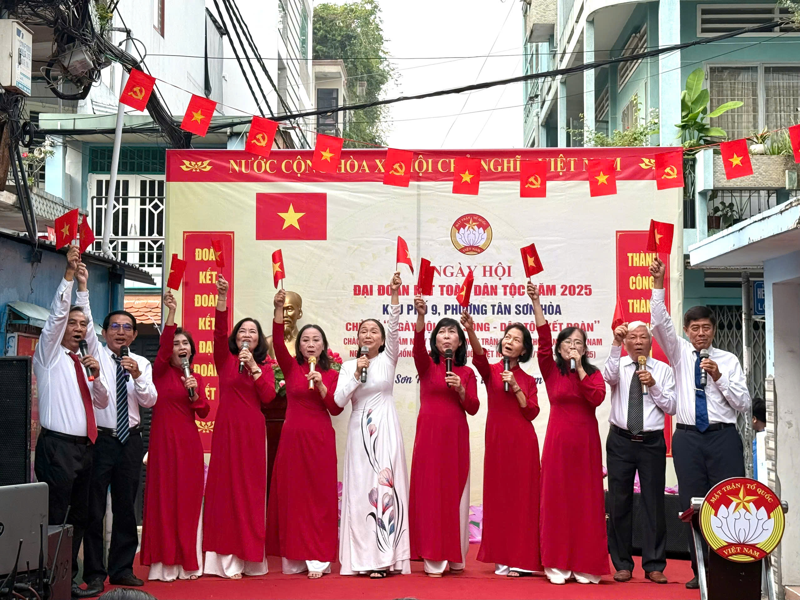 200 l&aacute; cờ Tổ quốc được trao trong Ng&agrave;y hội Đại đo&agrave;n kết to&agrave;n d&acirc;n tộc tại phường T&acirc;n Sơn H&ograve;a - Ảnh 1.