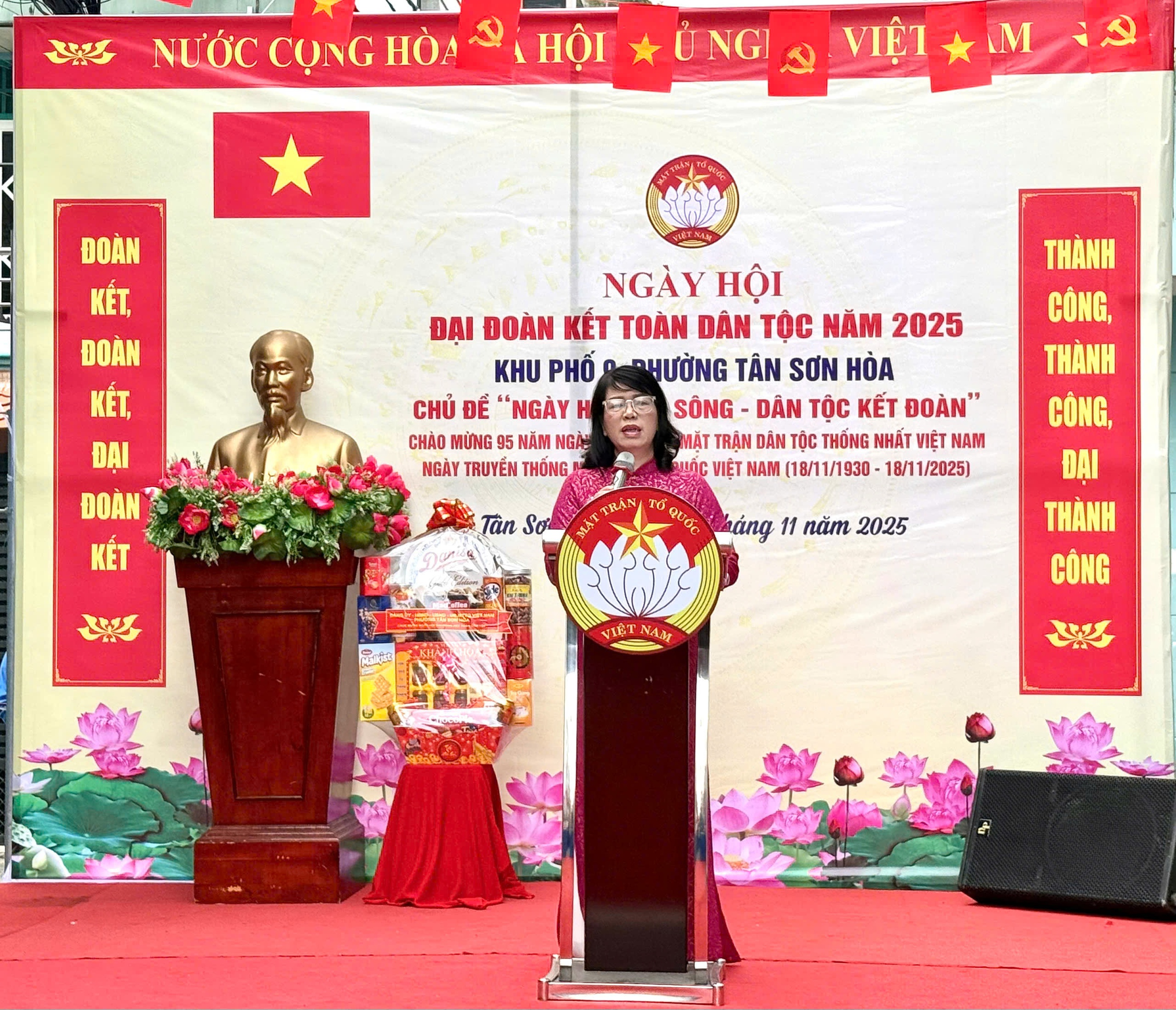 200 l&aacute; cờ Tổ quốc được trao trong Ng&agrave;y hội Đại đo&agrave;n kết to&agrave;n d&acirc;n tộc tại phường T&acirc;n Sơn H&ograve;a - Ảnh 4.