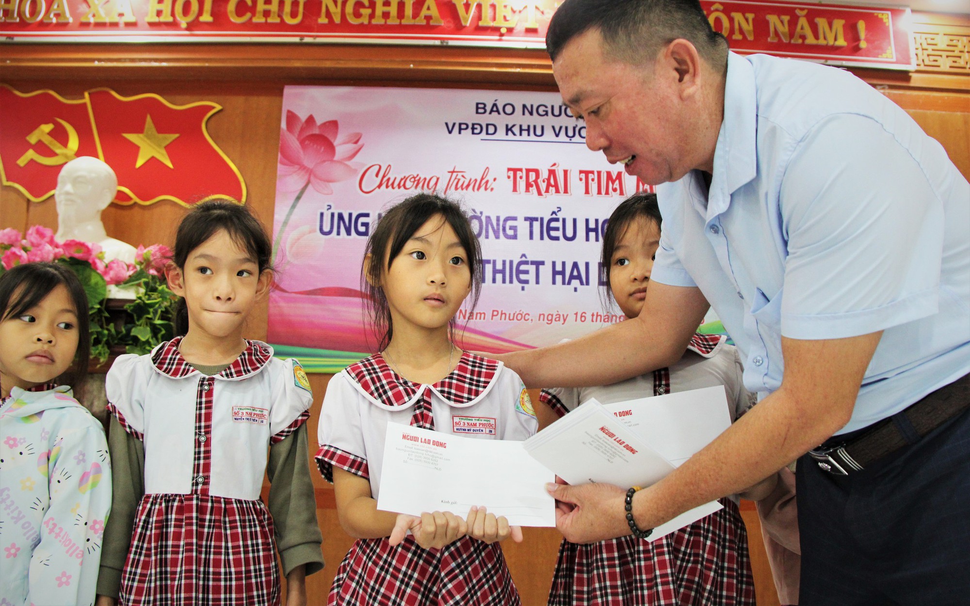 Trái tim miền Trung trao nhiều suất quà ý nghĩa tại xã Nam Phước, Đà Nẵng