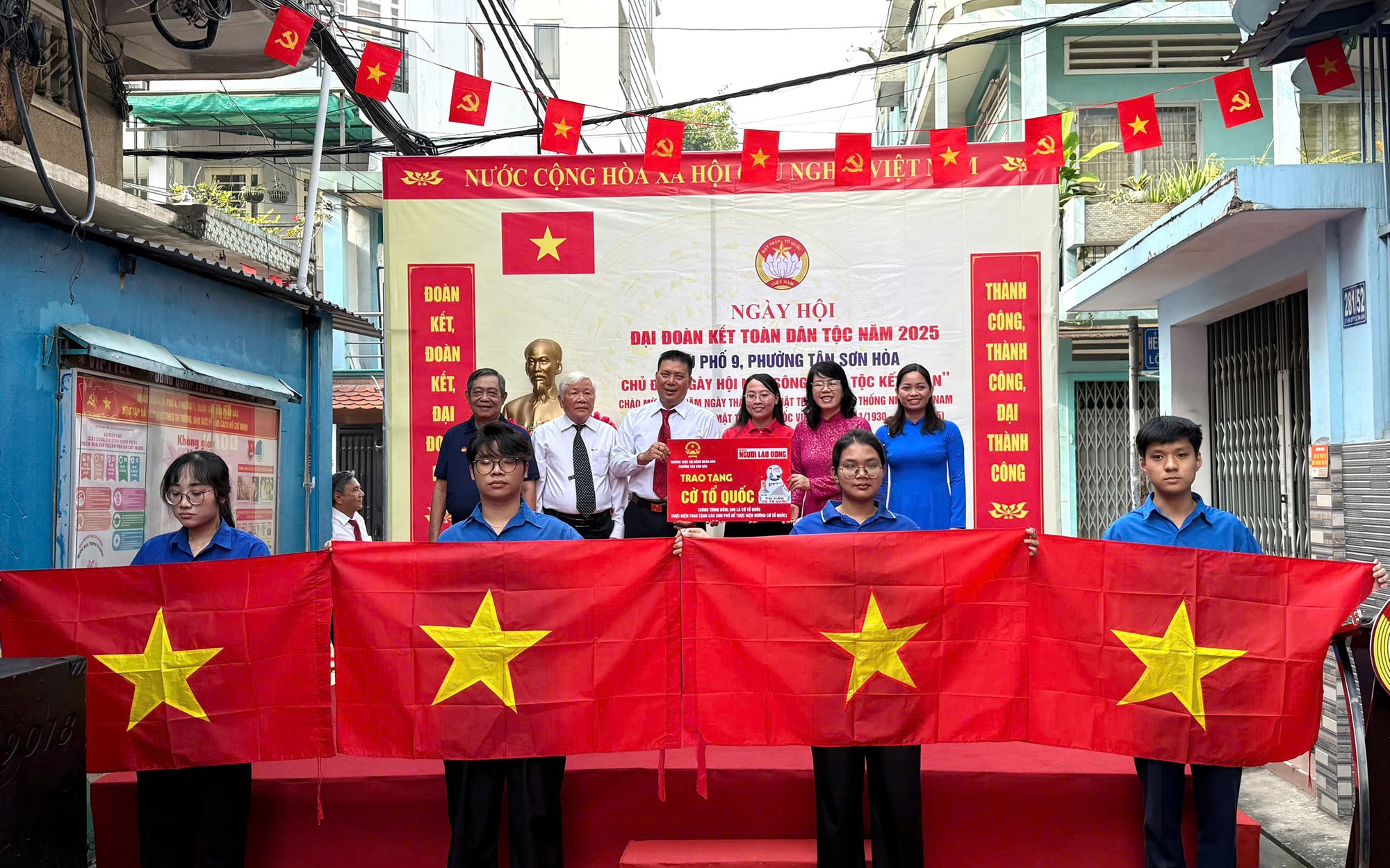 200 lá cờ Tổ quốc được trao trong Ngày hội Đại đoàn kết toàn dân tộc tại phường Tân Sơn Hòa