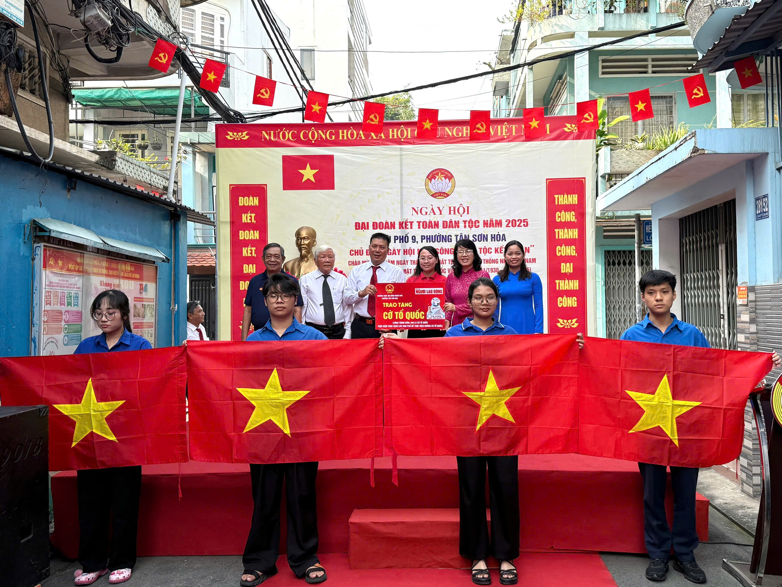 200 l&aacute; cờ Tổ quốc được trao trong Ng&agrave;y hội Đại đo&agrave;n kết to&agrave;n d&acirc;n tộc tại phường T&acirc;n Sơn H&ograve;a - Ảnh 6.