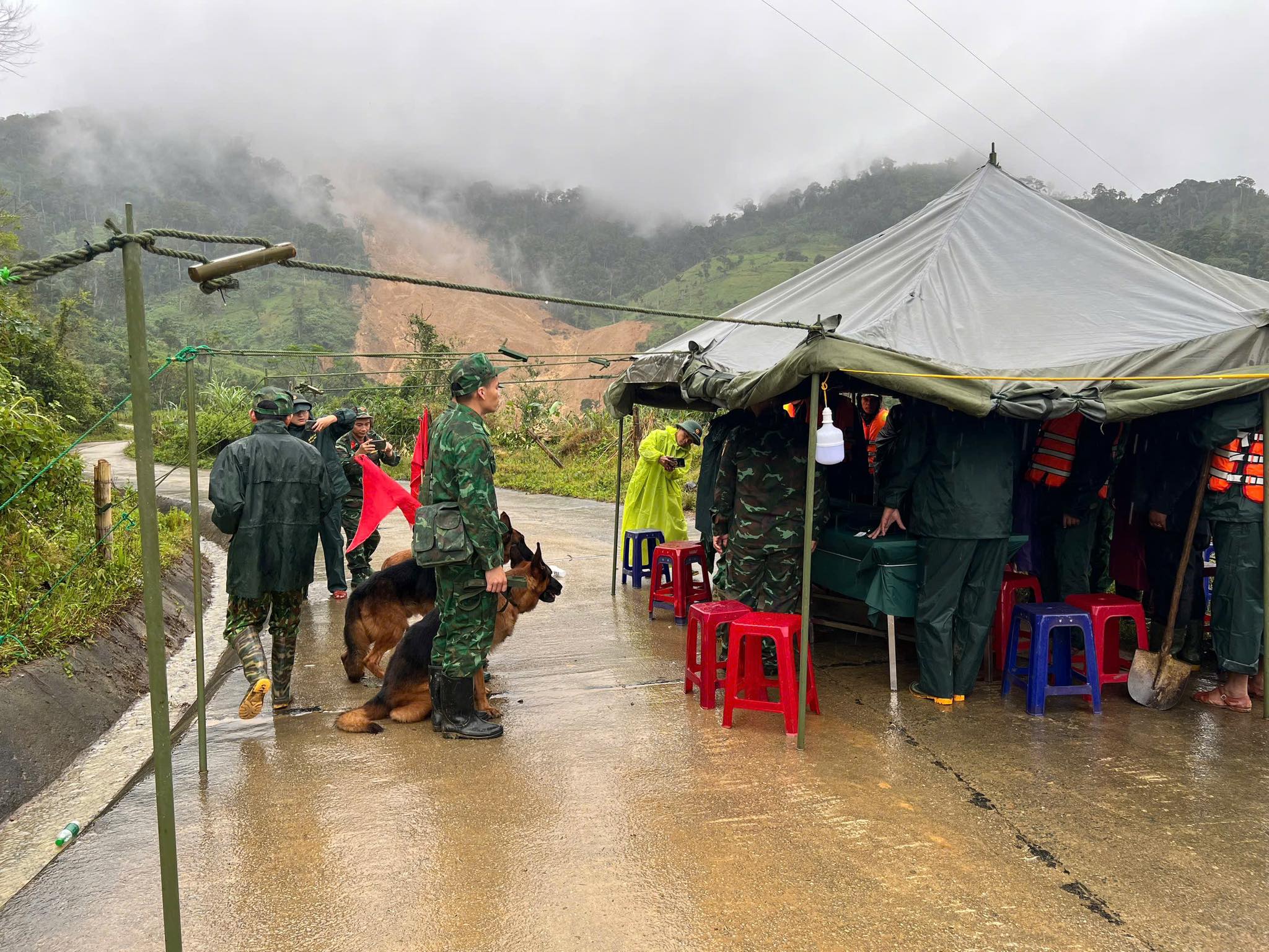 Mưa lớn tạm dừng t&igrave;m kiếm 3 nạn nh&acirc;n mất t&iacute;ch do sạt lở n&uacute;i ở Đ&agrave; Nẵng - Ảnh 1.
