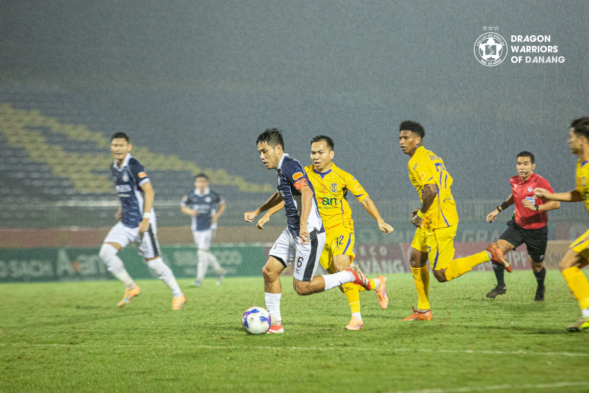 Clip: Đặng Anh Tuấn ghi b&agrave;n như huyền thoại Maradona, gi&uacute;p CLB Đ&agrave; Nẵng lọt tứ kết C&uacute;p Quốc gia - Ảnh 2.