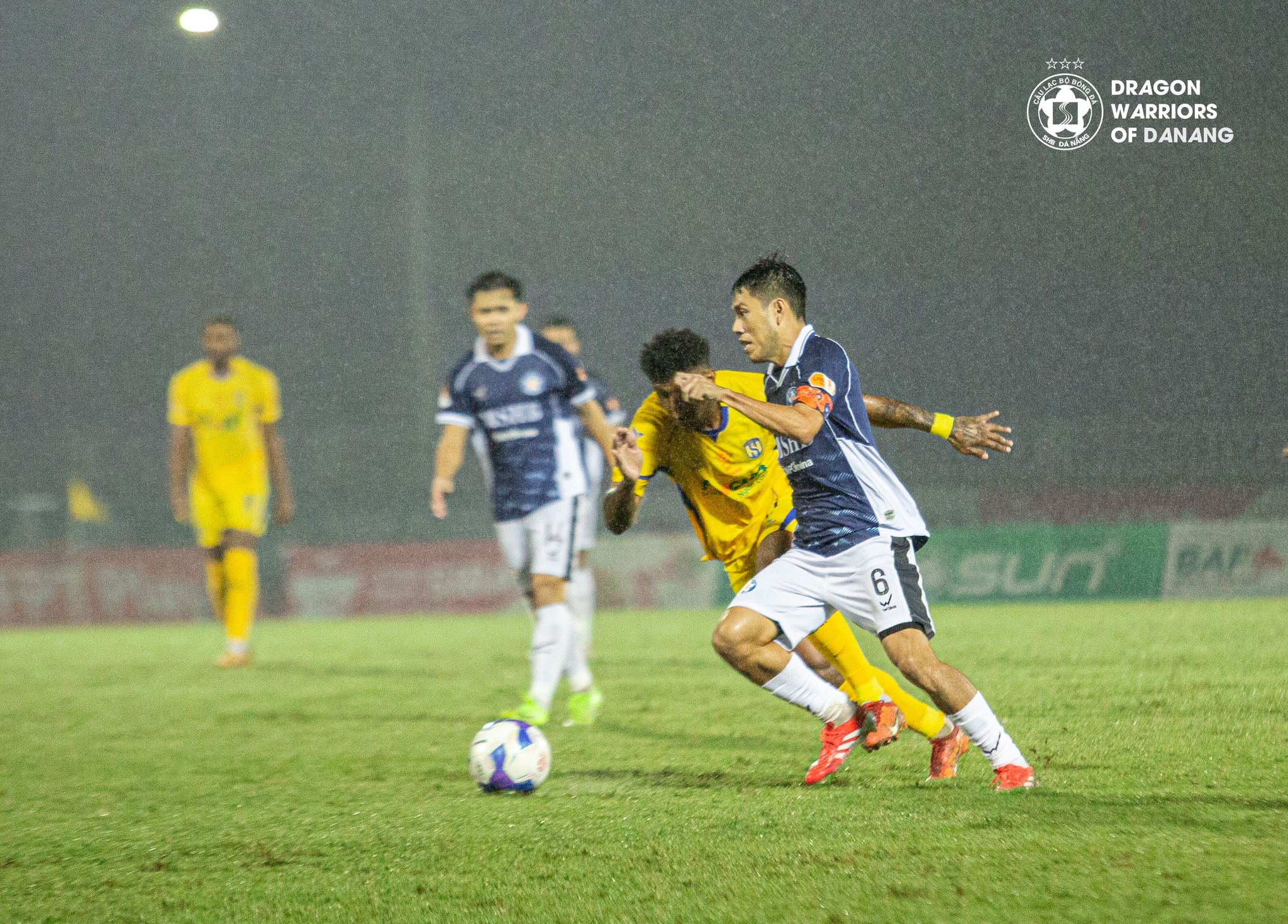 Clip: Đặng Anh Tuấn ghi b&agrave;n như huyền thoại Maradona, gi&uacute;p CLB Đ&agrave; Nẵng lọt tứ kết C&uacute;p Quốc gia - Ảnh 1.
