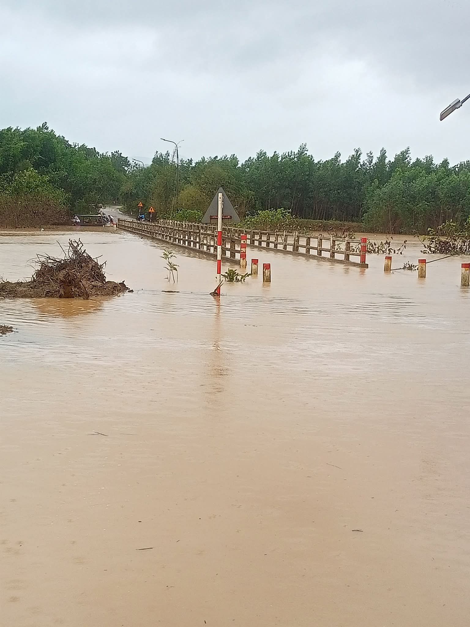 Mưa to, nhiều thủy điện ở Đ&agrave; Nẵng xả điều tiết với lưu lượng lớn - Ảnh 1.