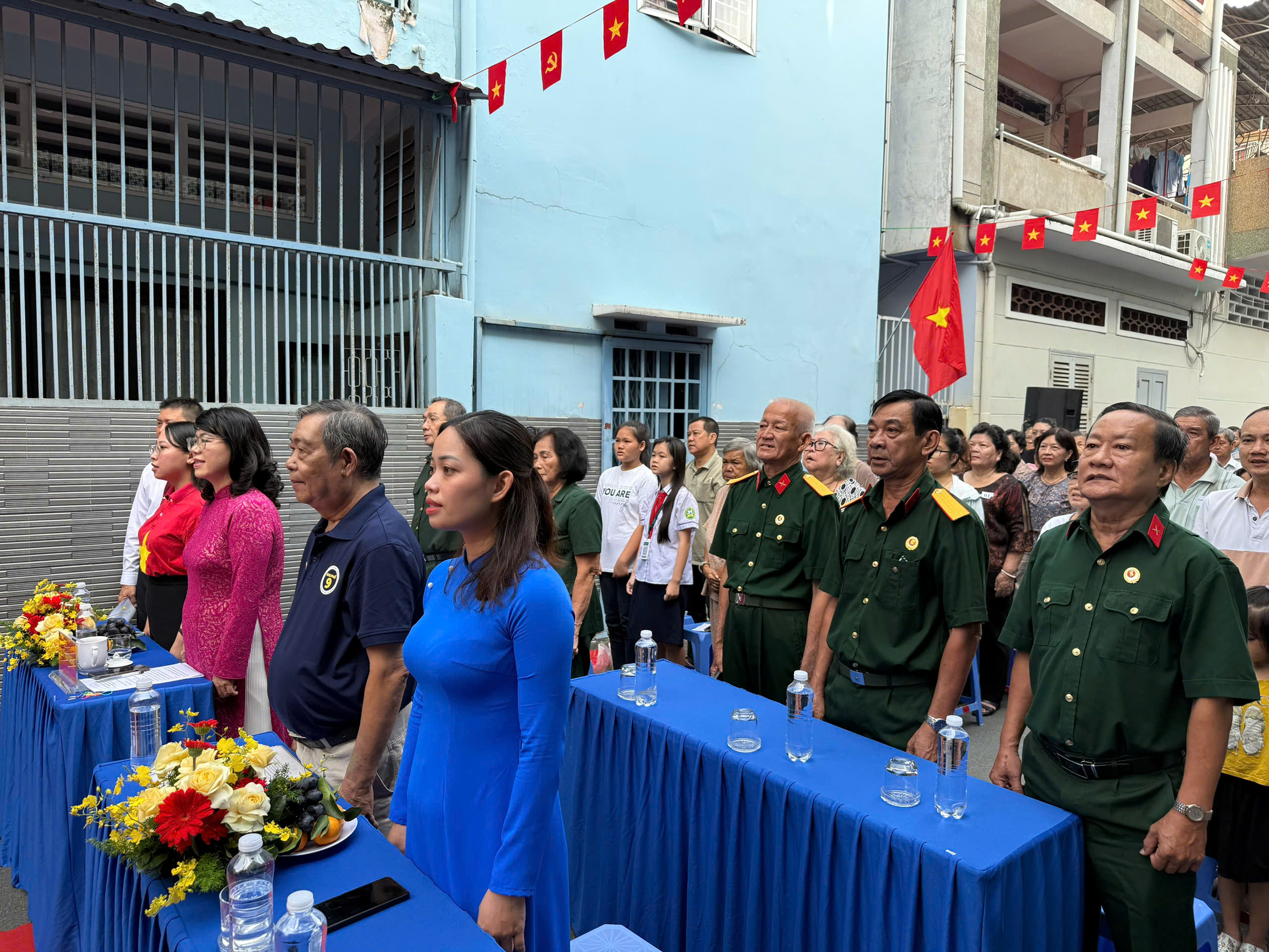 200 l&aacute; cờ Tổ quốc được trao trong Ng&agrave;y hội Đại đo&agrave;n kết to&agrave;n d&acirc;n tộc tại phường T&acirc;n Sơn H&ograve;a - Ảnh 2.