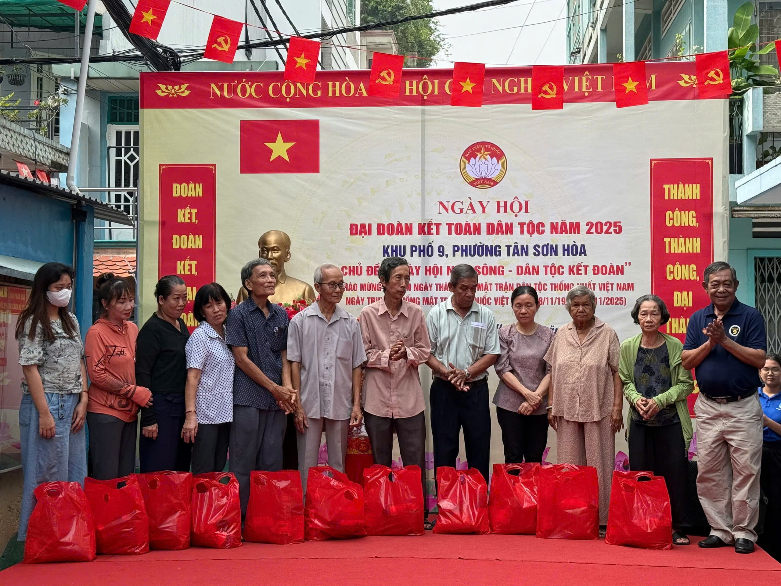 200 l&aacute; cờ Tổ quốc được trao trong Ng&agrave;y hội Đại đo&agrave;n kết to&agrave;n d&acirc;n tộc tại phường T&acirc;n Sơn H&ograve;a - Ảnh 10.