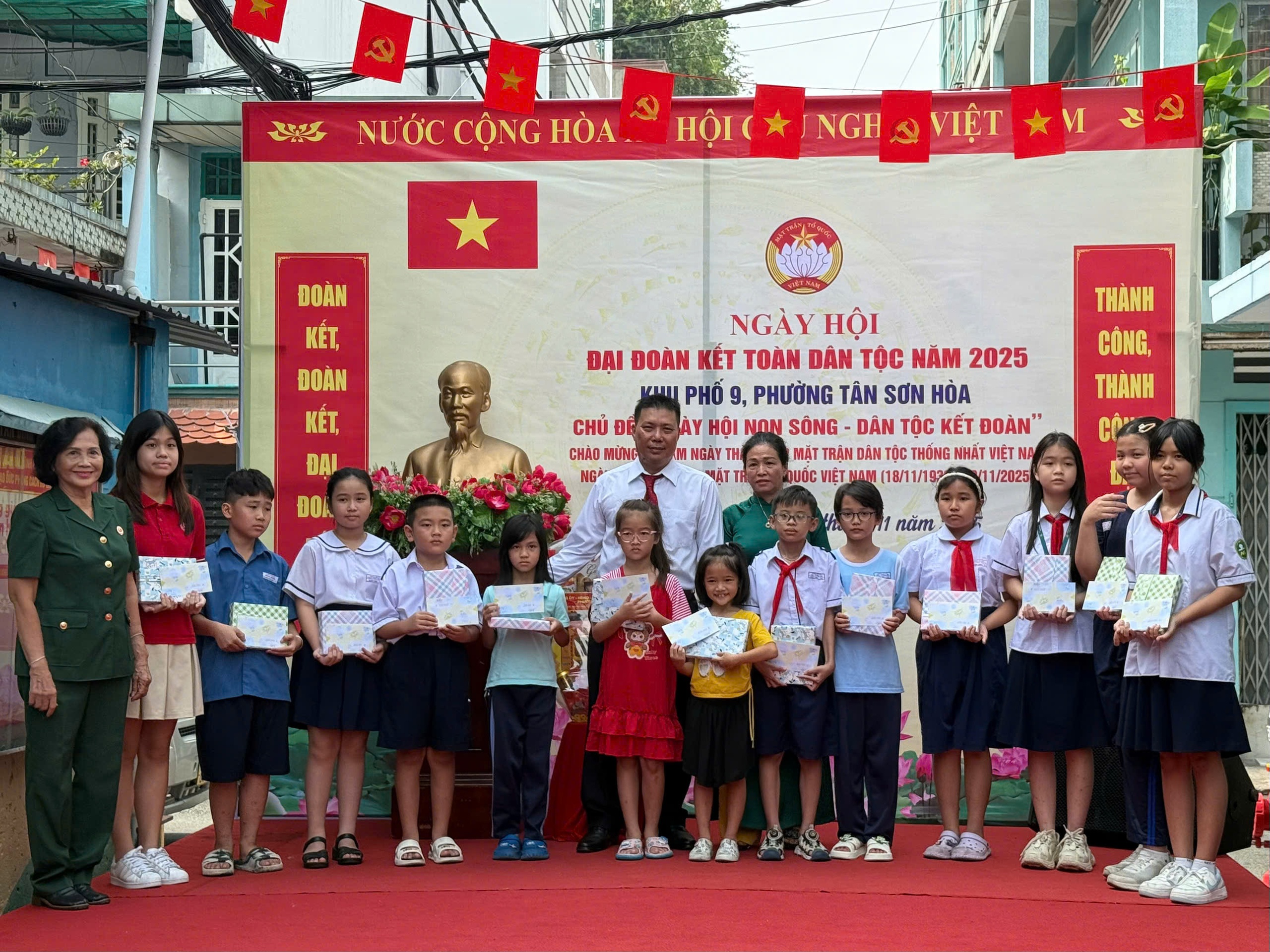 200 l&aacute; cờ Tổ quốc được trao trong Ng&agrave;y hội Đại đo&agrave;n kết to&agrave;n d&acirc;n tộc tại phường T&acirc;n Sơn H&ograve;a - Ảnh 11.