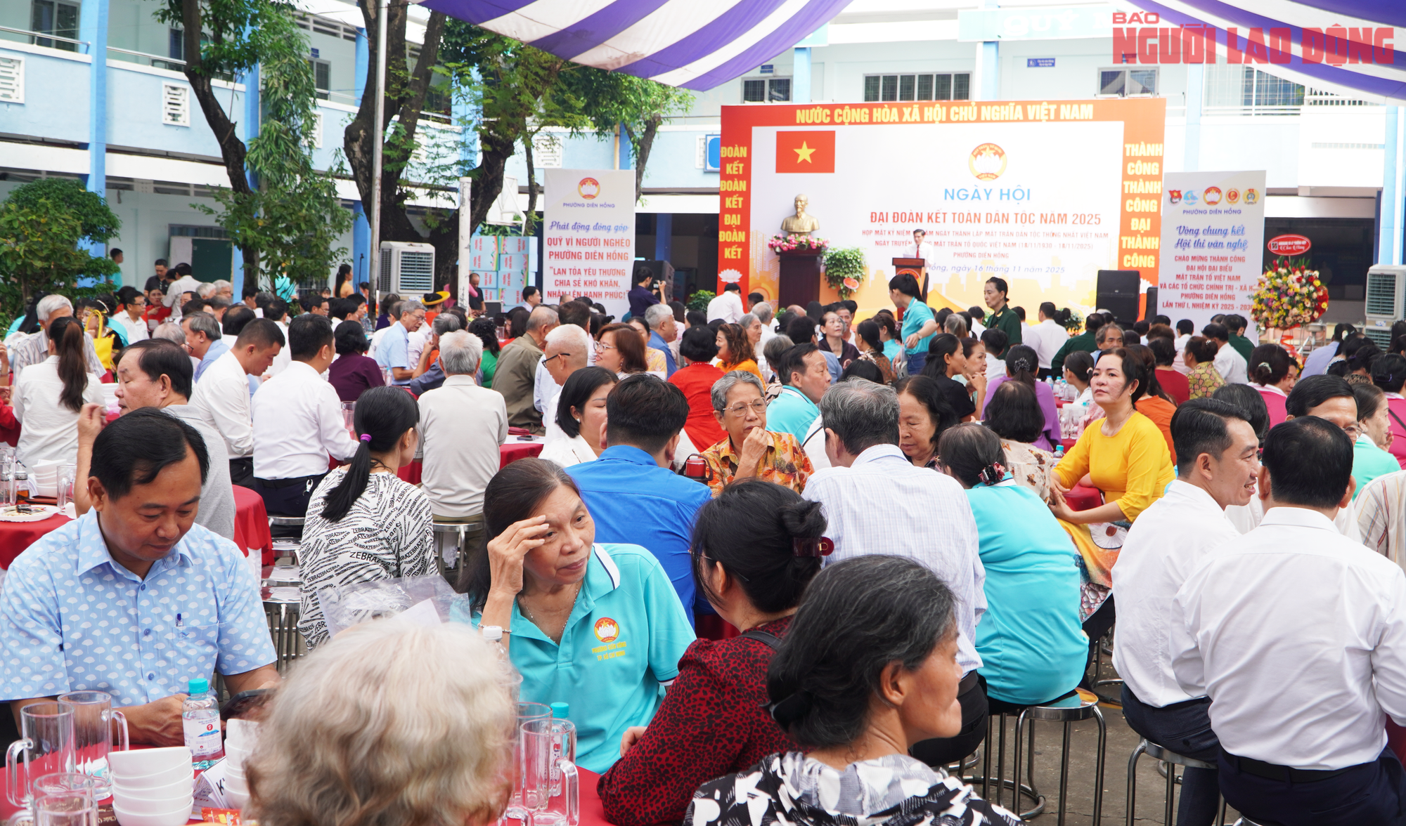 Lãnh đạo và người dân phường Diên Hồng quây quần bên 50 mâm cơm, ấm áp như gia đình - Ảnh 1.