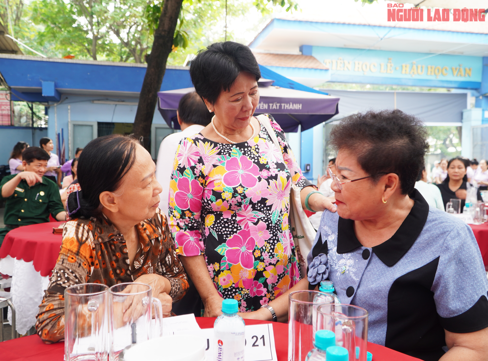Lãnh đạo và người dân phường Diên Hồng quây quần bên 50 mâm cơm, ấm áp như gia đình - Ảnh 2.