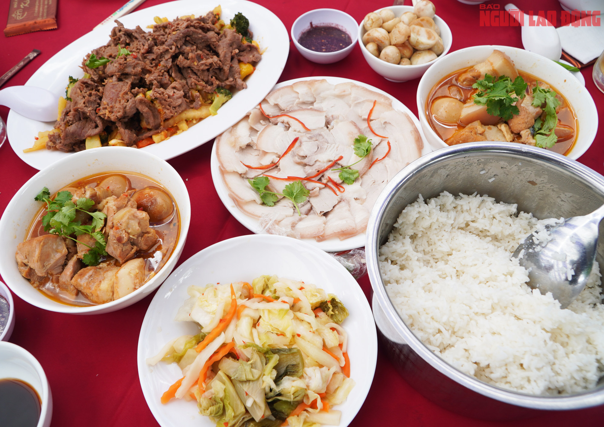 Lãnh đạo và người dân phường Diên Hồng quây quần bên 50 mâm cơm, ấm áp như gia đình - Ảnh 5.