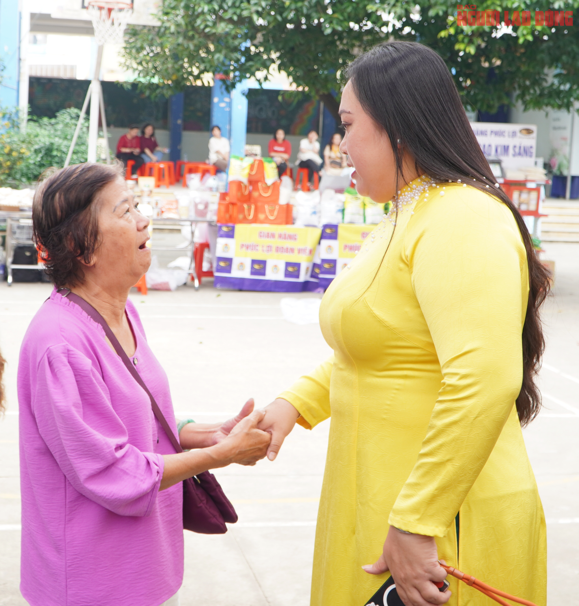Lãnh đạo và người dân phường Diên Hồng quây quần bên 50 mâm cơm, ấm áp như gia đình - Ảnh 6.
