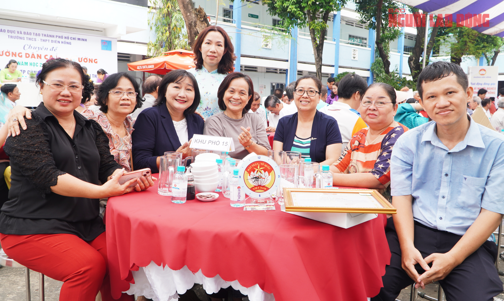 Lãnh đạo và người dân phường Diên Hồng quây quần bên 50 mâm cơm, ấm áp như gia đình - Ảnh 15.