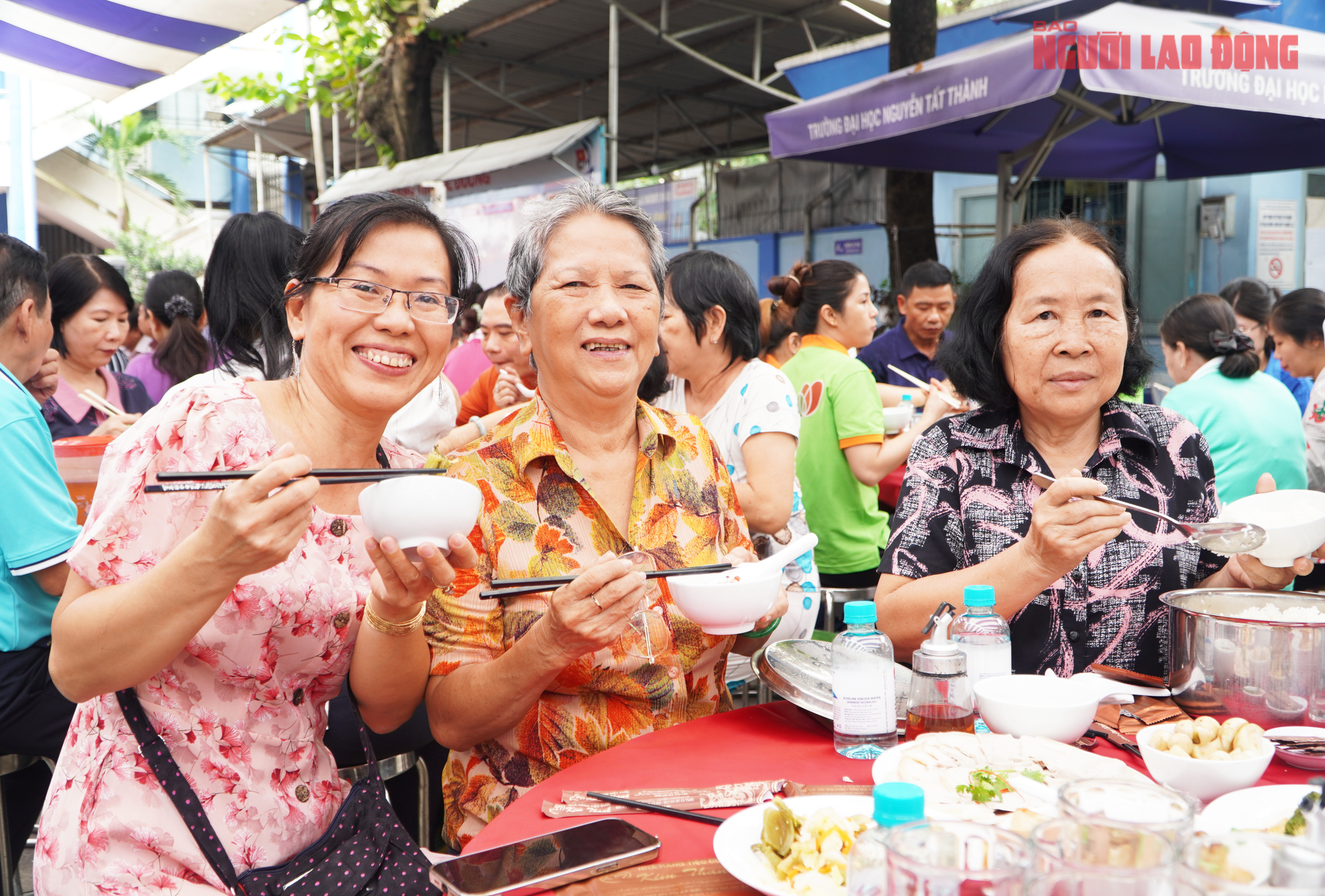 Lãnh đạo và người dân phường Diên Hồng quây quần bên 50 mâm cơm, ấm áp như gia đình - Ảnh 16.