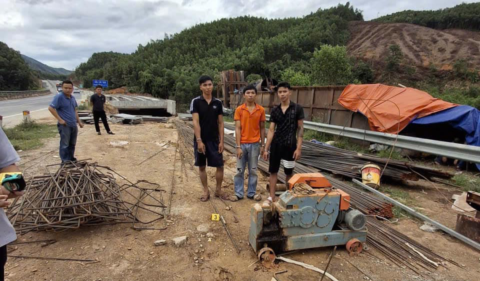 Ba thanh niên bị công an bắt giữ vì làm chuyện này trên cao tốc La Sơn - Hoà Liên - Ảnh 1.