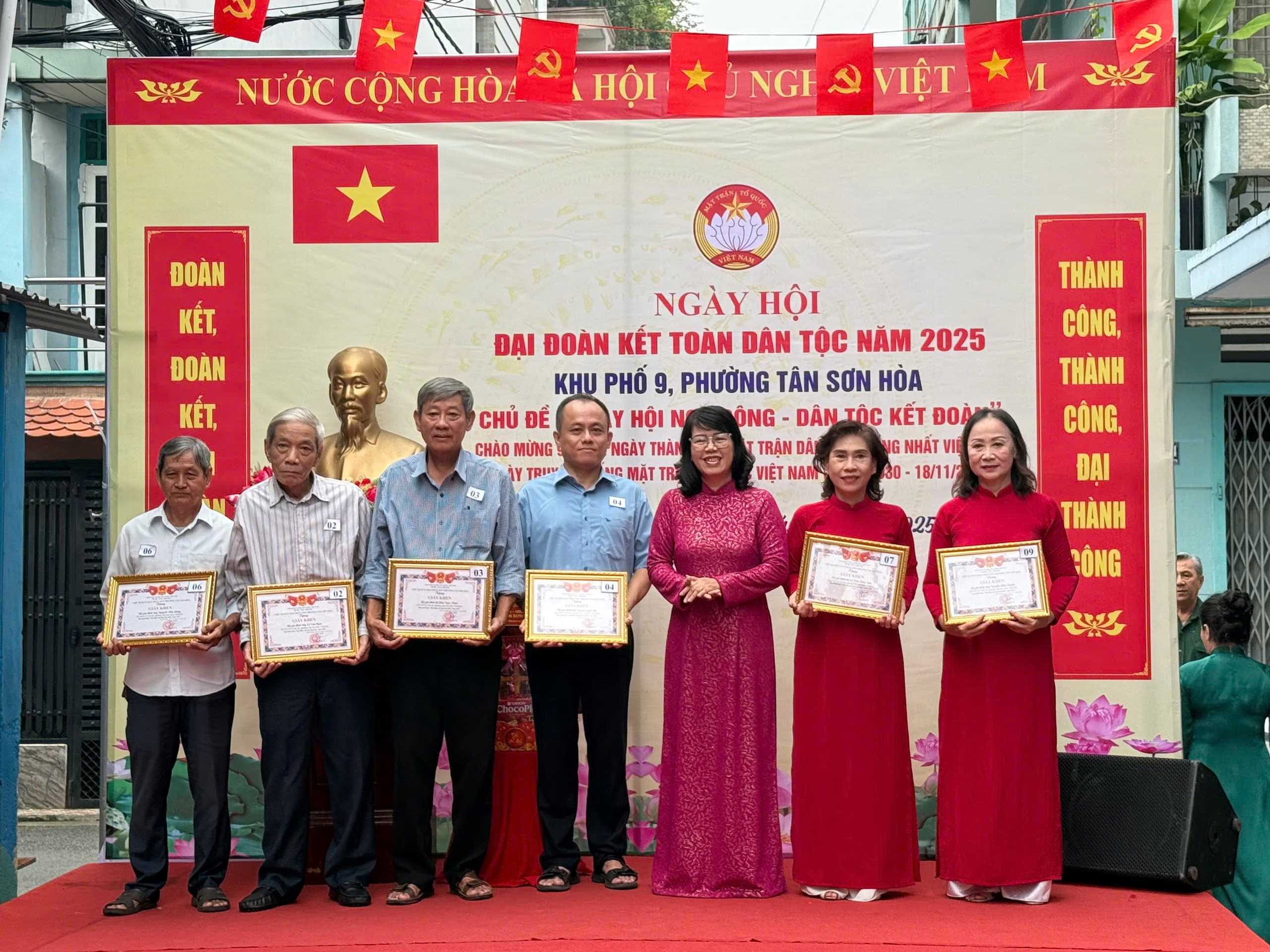 200 l&aacute; cờ Tổ quốc được trao trong Ng&agrave;y hội Đại đo&agrave;n kết to&agrave;n d&acirc;n tộc tại phường T&acirc;n Sơn H&ograve;a - Ảnh 8.